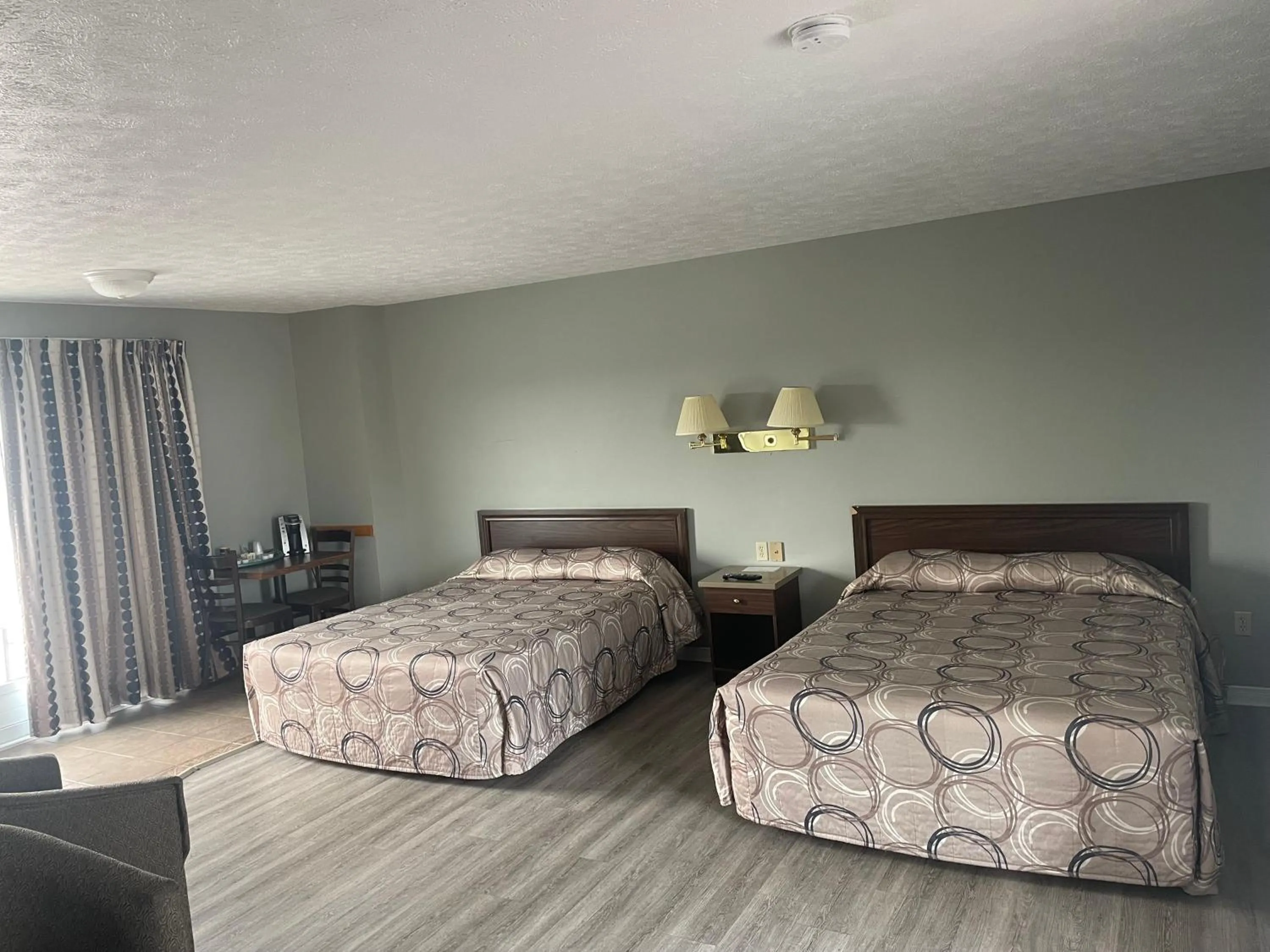 Bed in Hilltop Motel & Restaurant