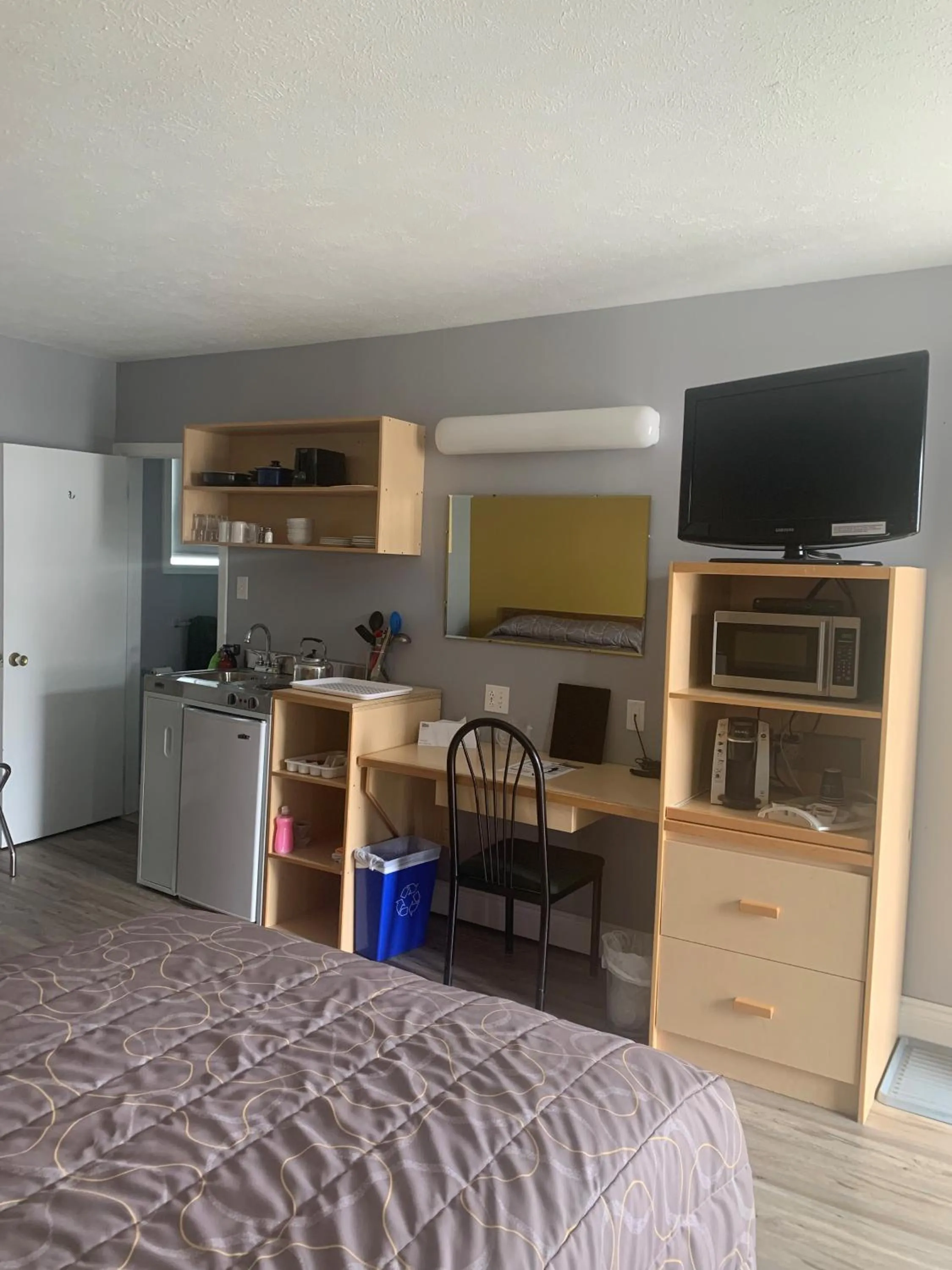 Kitchen or kitchenette, Bed in Hilltop Motel & Restaurant