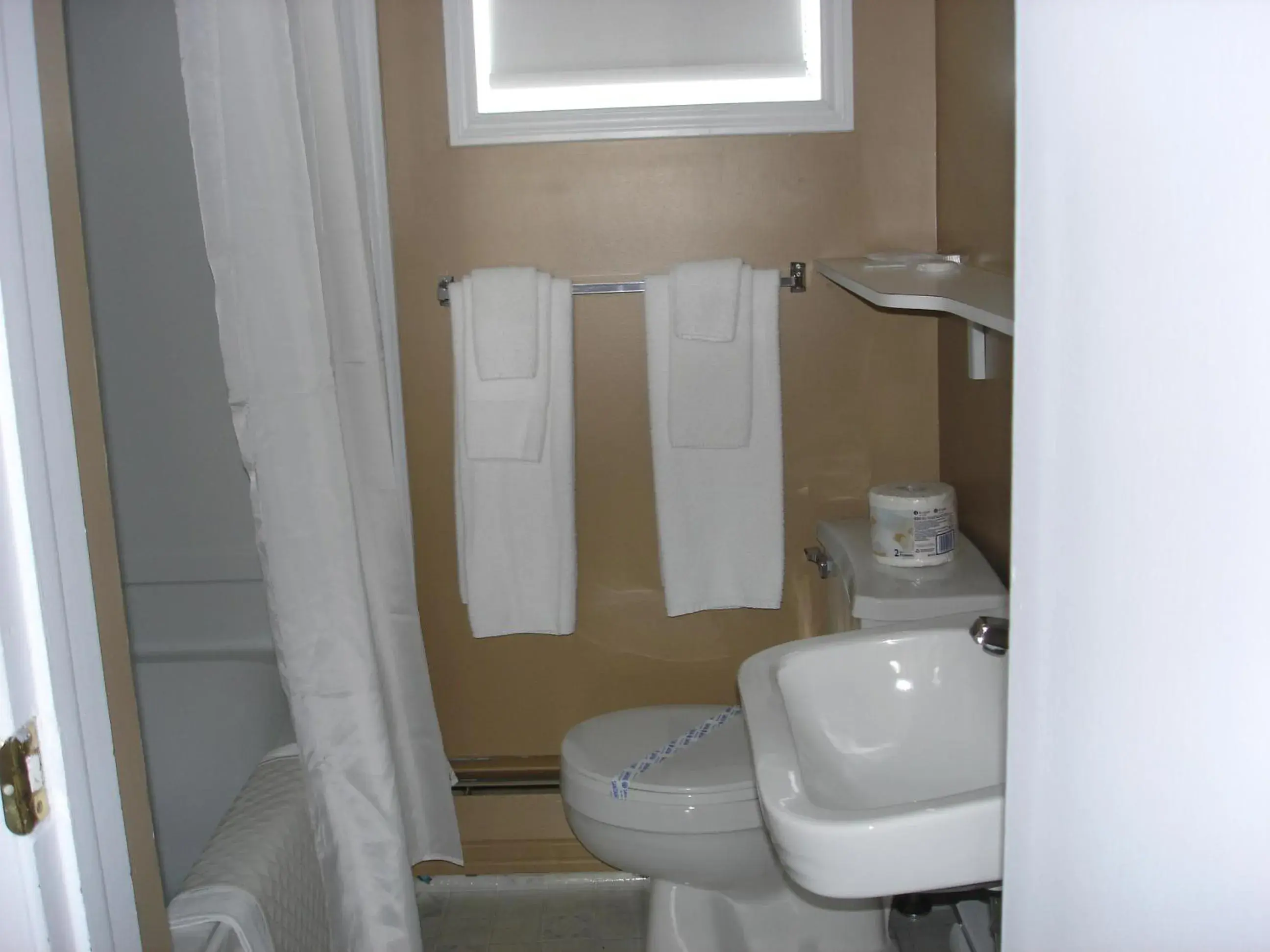 Accessible Double Room with Two Double Beds - Non Smoking/Pet Friendly in Hilltop Motel & Restaurant Accessible Double Room with Two Double Beds - Non Smoking/Pet Friendly in Hilltop Motel & Restaurant