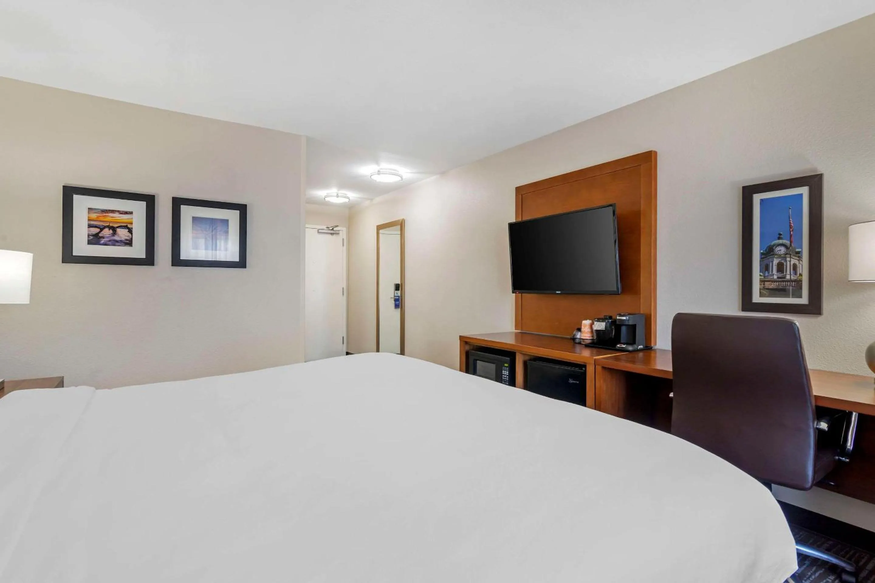 Bed in Comfort Inn & Suites Brunswick I-95