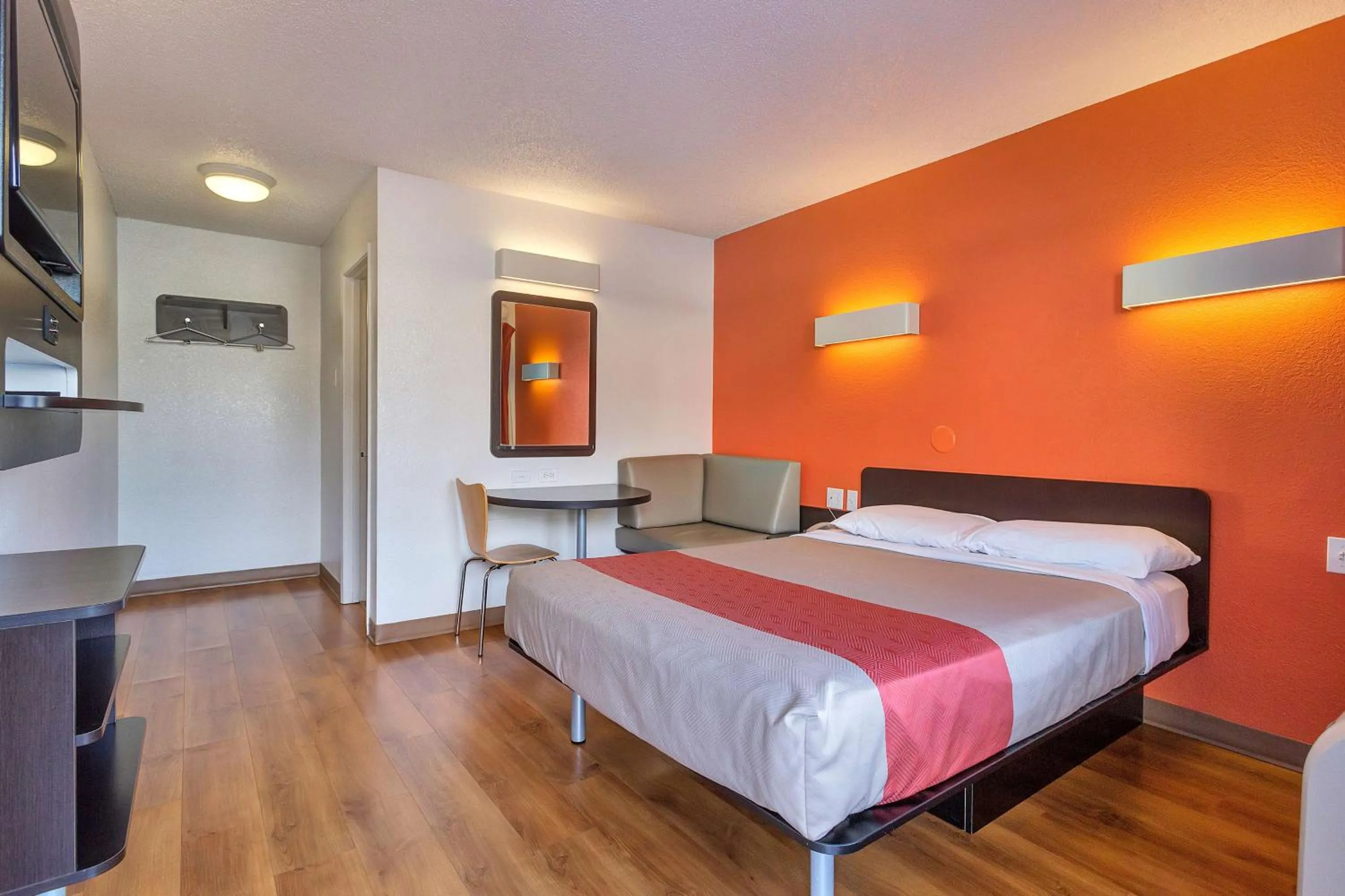 Standard Queen Room in Motel 6-Santa Rosa, CA - South