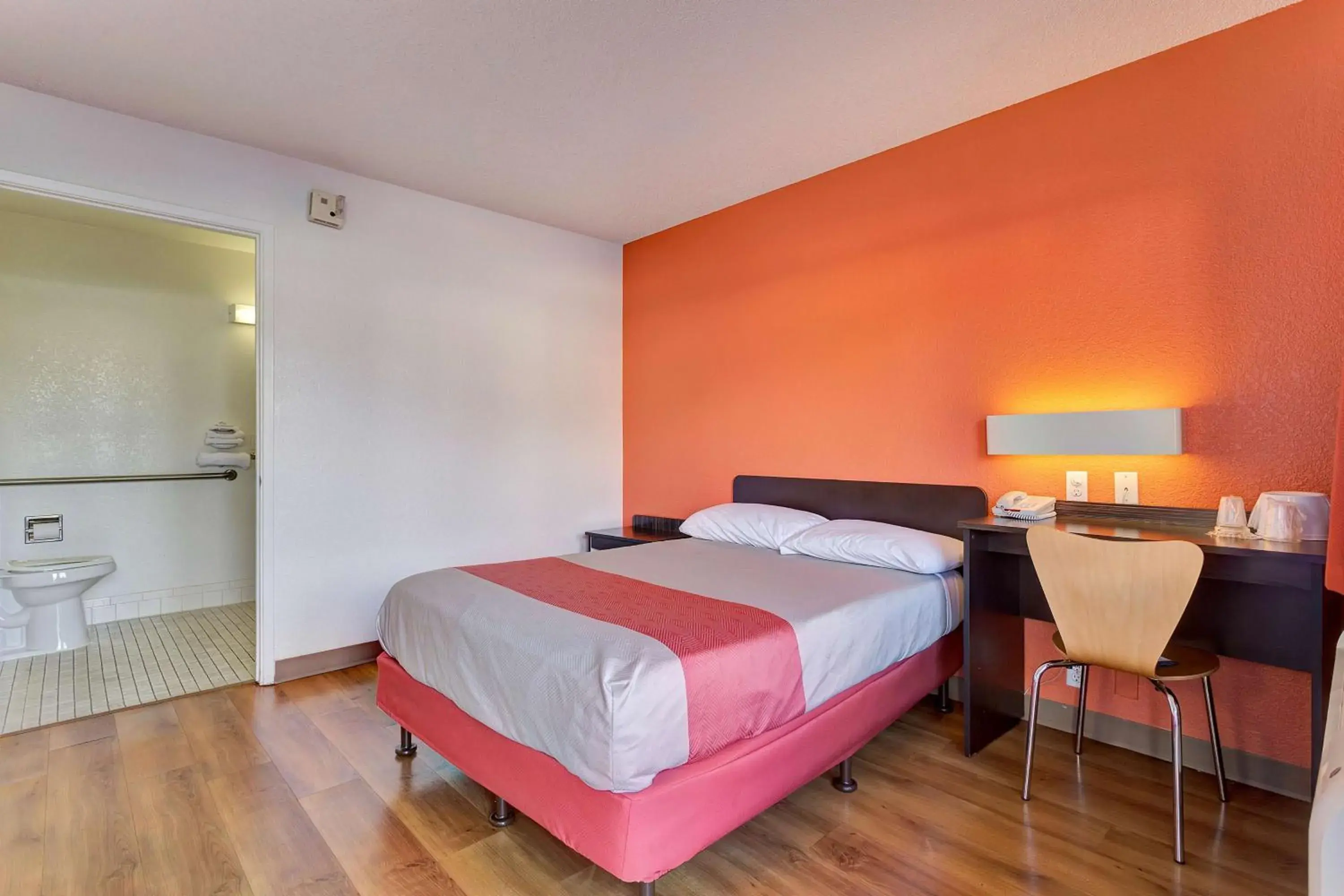 Deluxe Queen Room in Motel 6-Santa Rosa, CA - South Deluxe Queen Room in Motel 6-Santa Rosa, CA - South