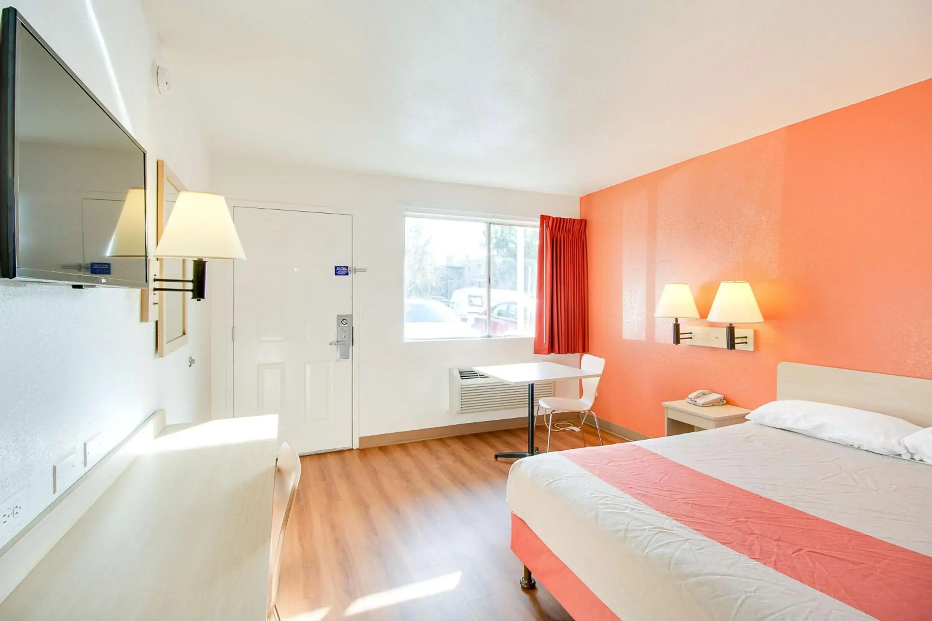 Queen Room in Motel 6-Phoenix, AZ - East Queen Room in Motel 6-Phoenix, AZ - East