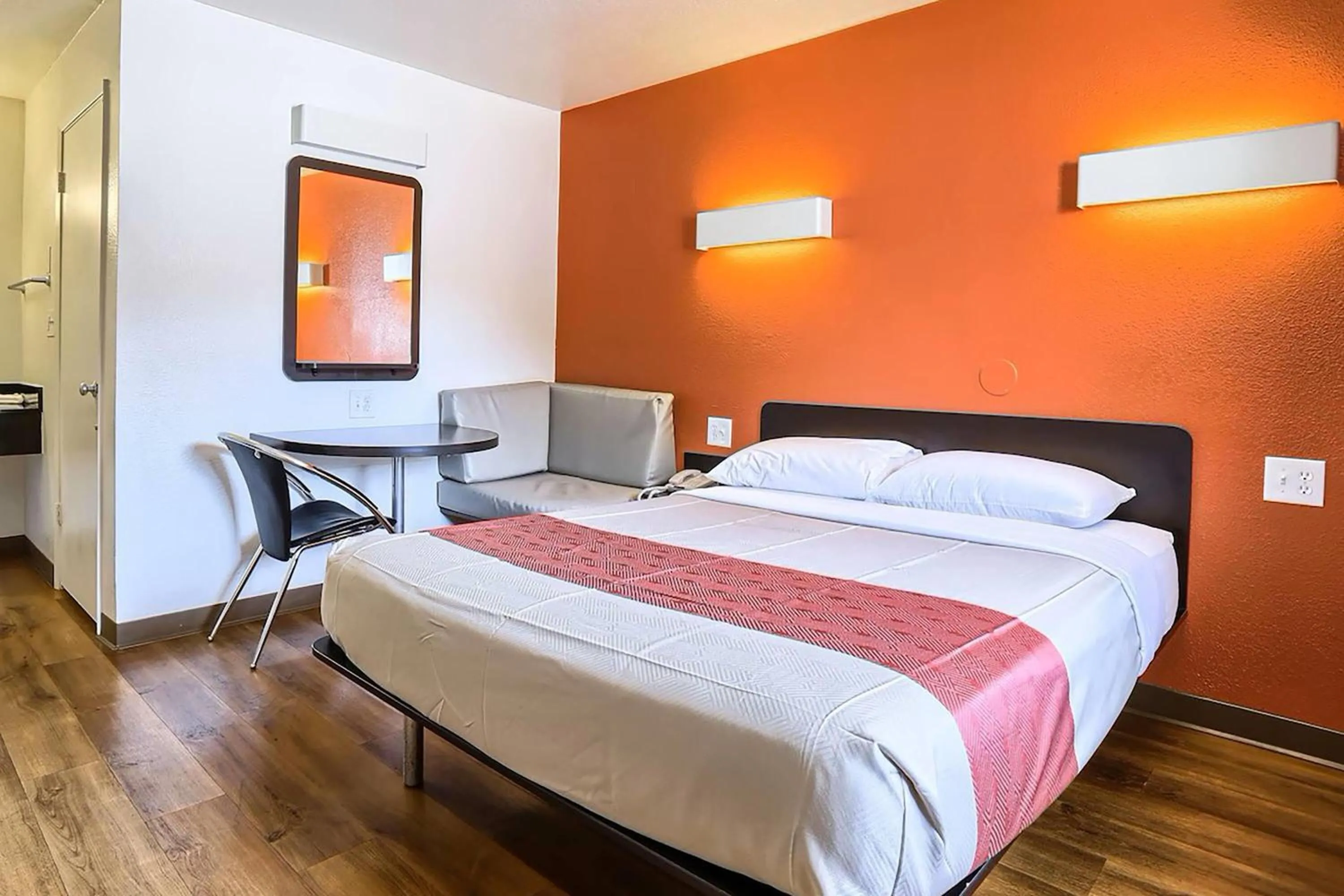 Photo of the whole room, Bed in Super 8 by Wyndham Walnut Creek