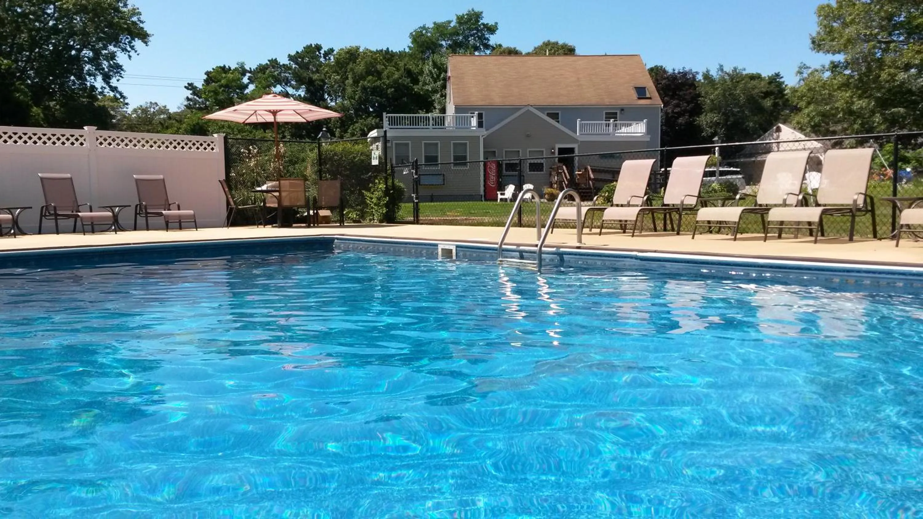 Swimming pool in Viking Shores Motor Inn
