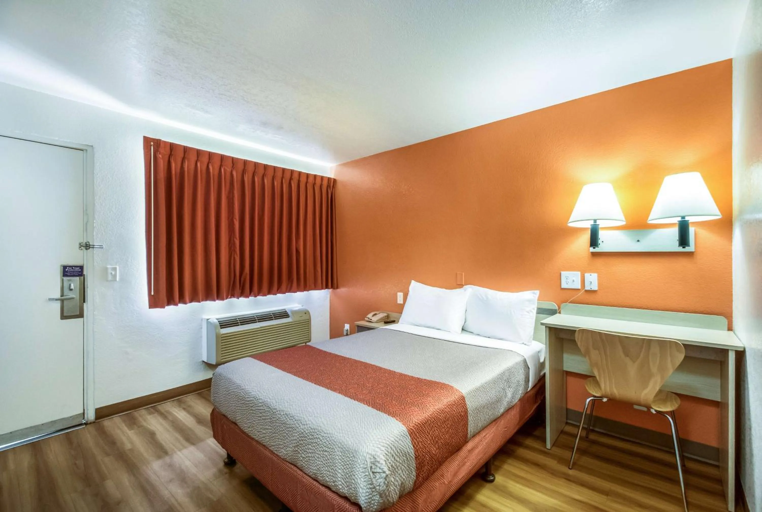 TV and multimedia, Bed in Motel 6-Youngtown, AZ - Phoenix - Sun City