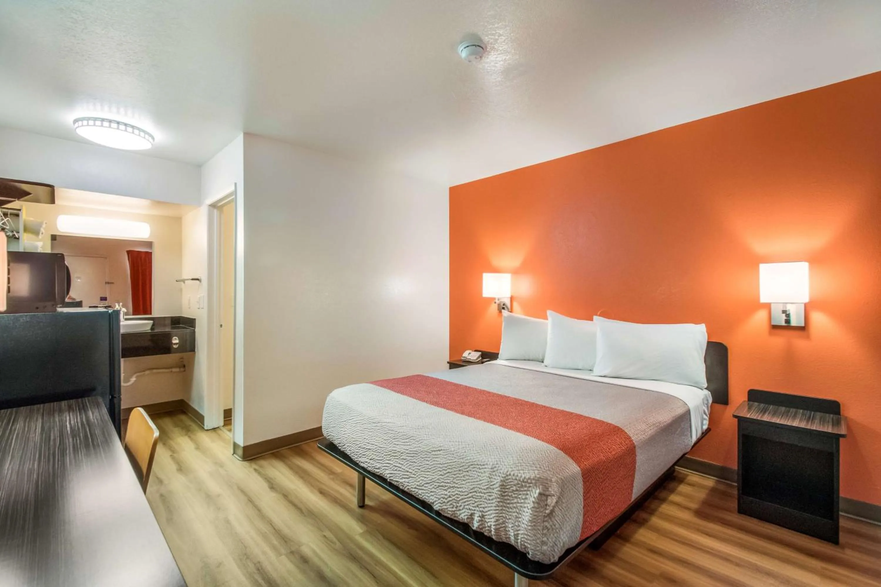 TV and multimedia, Bed in Motel 6-Youngtown, AZ - Phoenix - Sun City