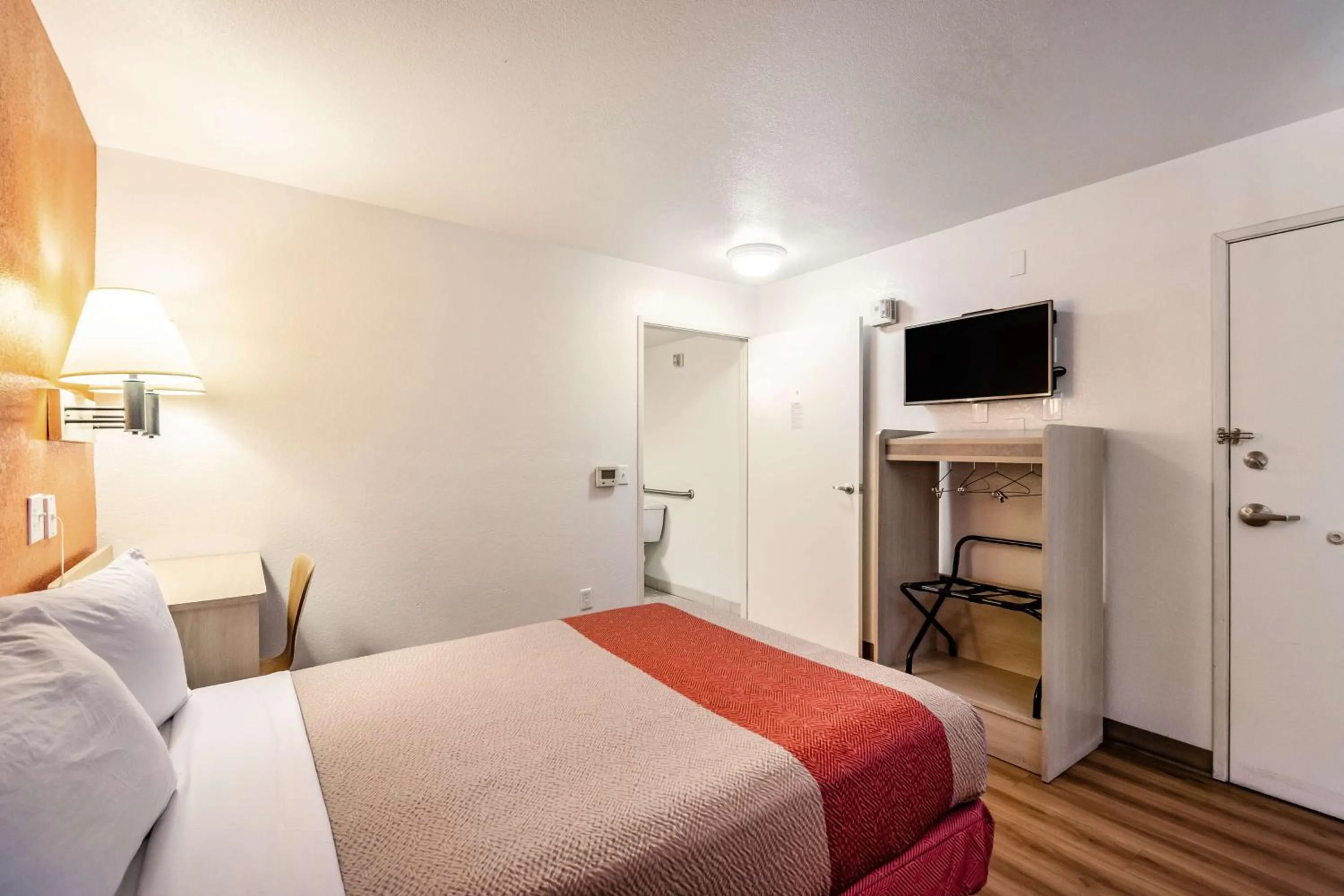 TV and multimedia, Bed in Motel 6-Youngtown, AZ - Phoenix - Sun City