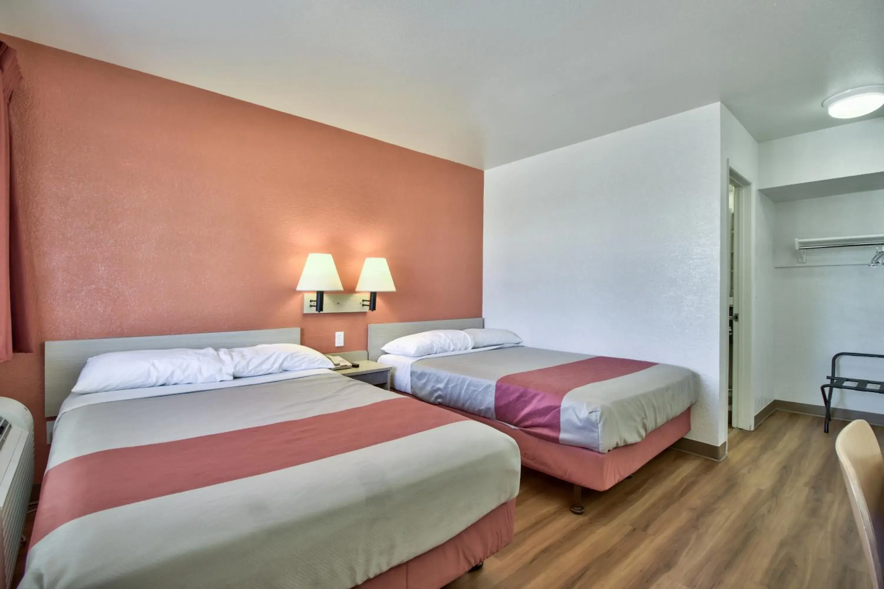 Deluxe Quadruple Room - single occupancy - Smoking in Motel 6-Youngtown, AZ - Phoenix - Sun City Deluxe Quadruple Room - single occupancy - Smoking in Motel 6-Youngtown, AZ - Phoenix - Sun City