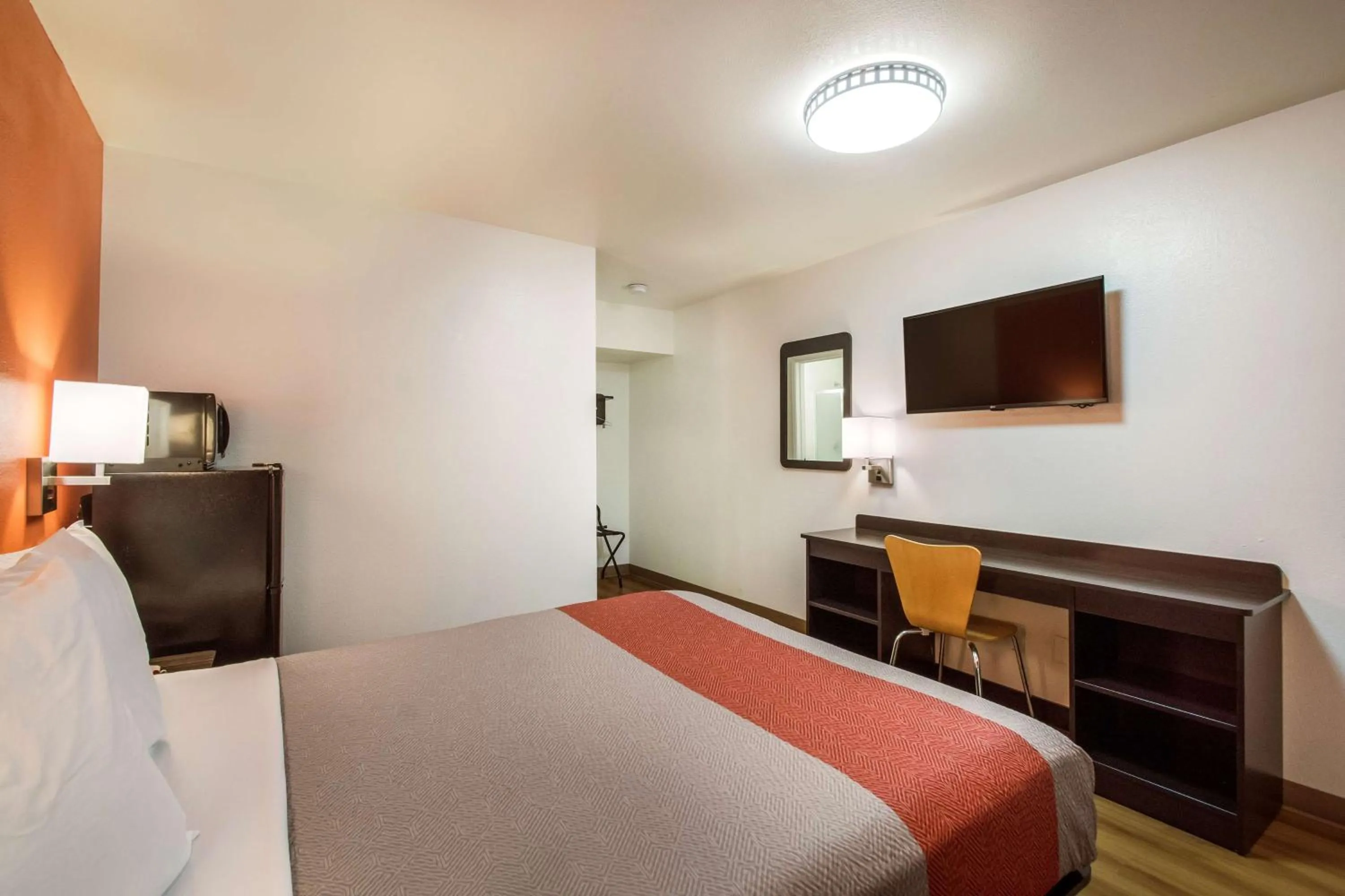 TV and multimedia, Bed in Motel 6-Youngtown, AZ - Phoenix - Sun City