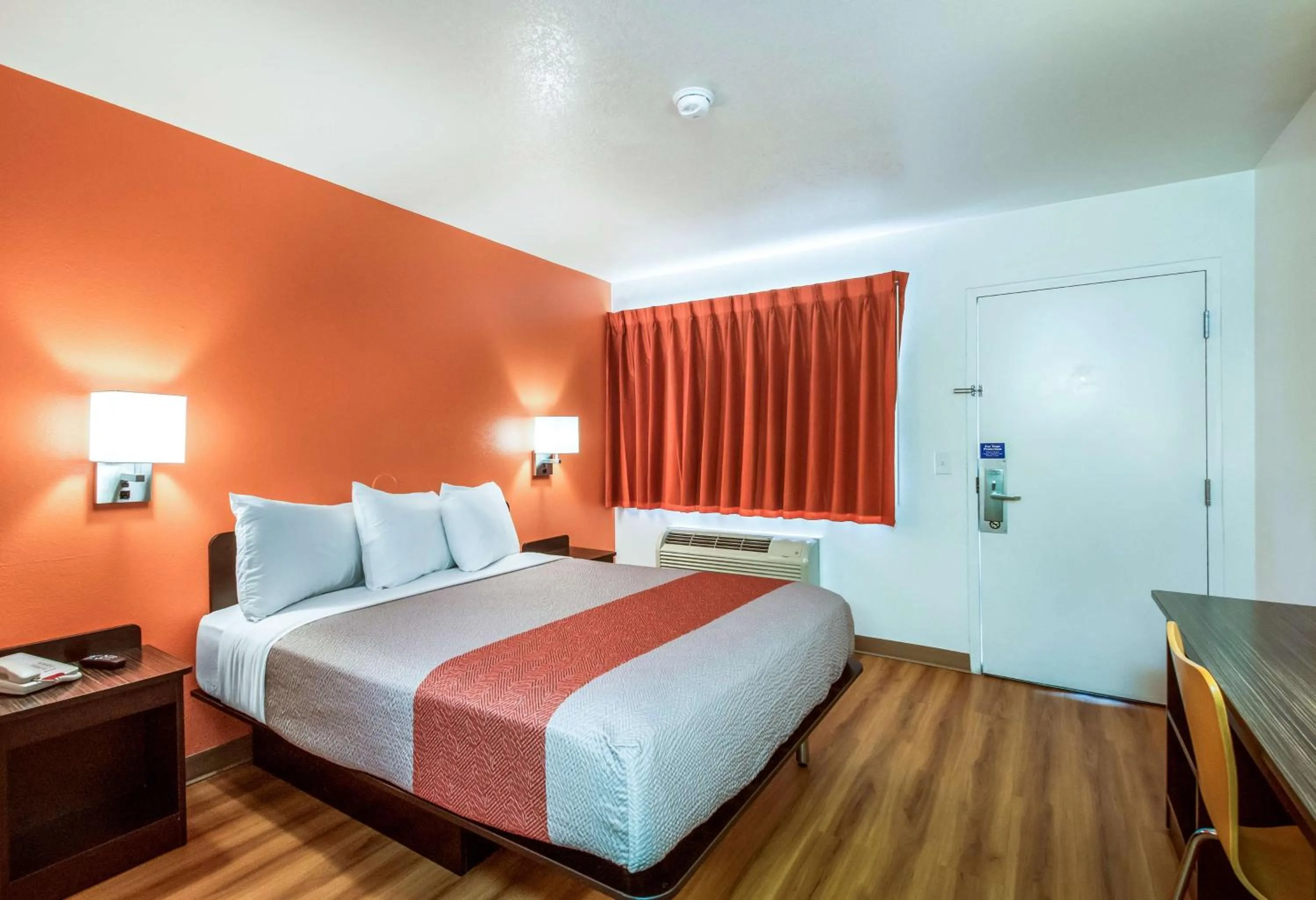 TV and multimedia, Bed in Motel 6-Youngtown, AZ - Phoenix - Sun City