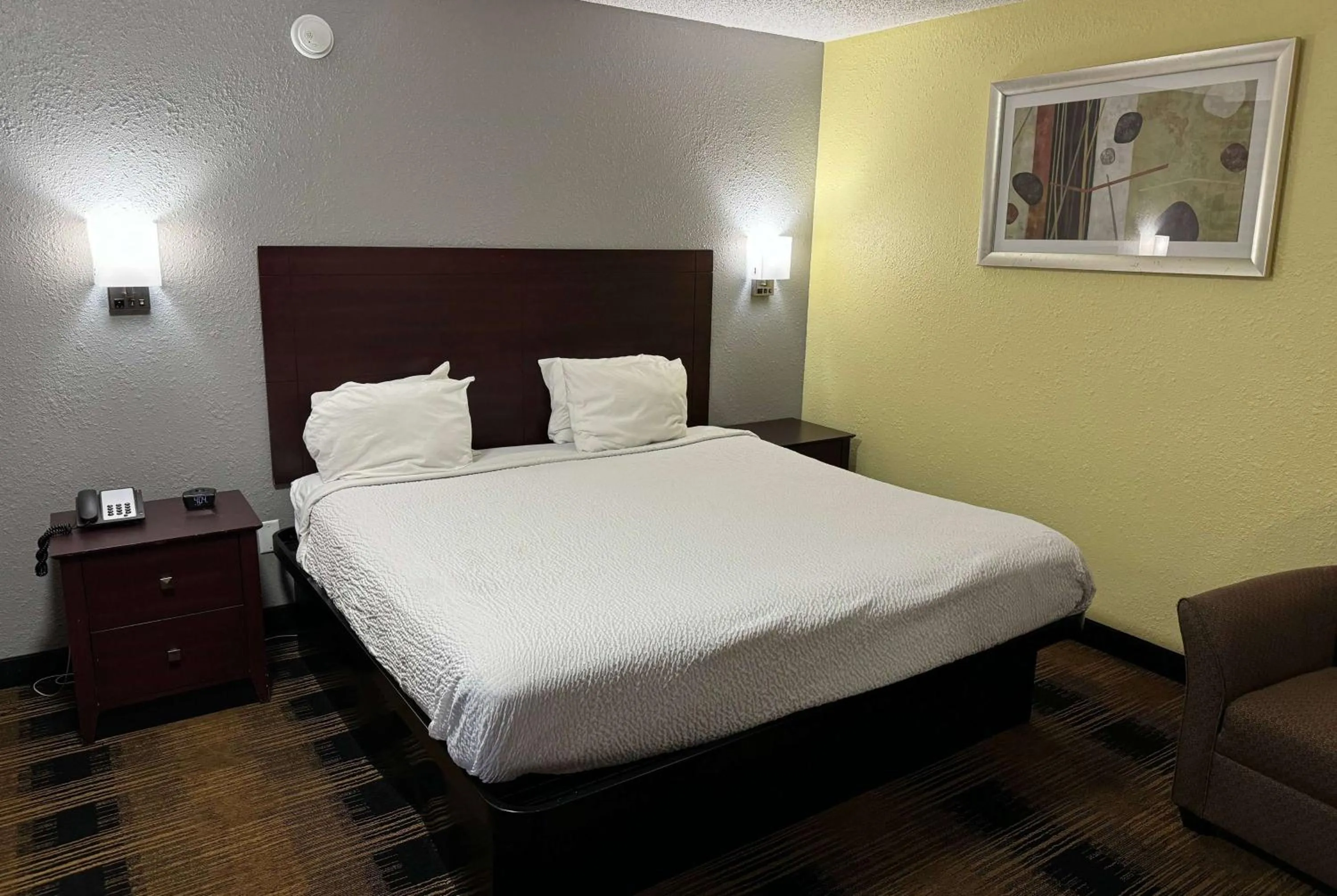 Photo of the whole room, Bed in Travelodge by Wyndham Airport Platte City