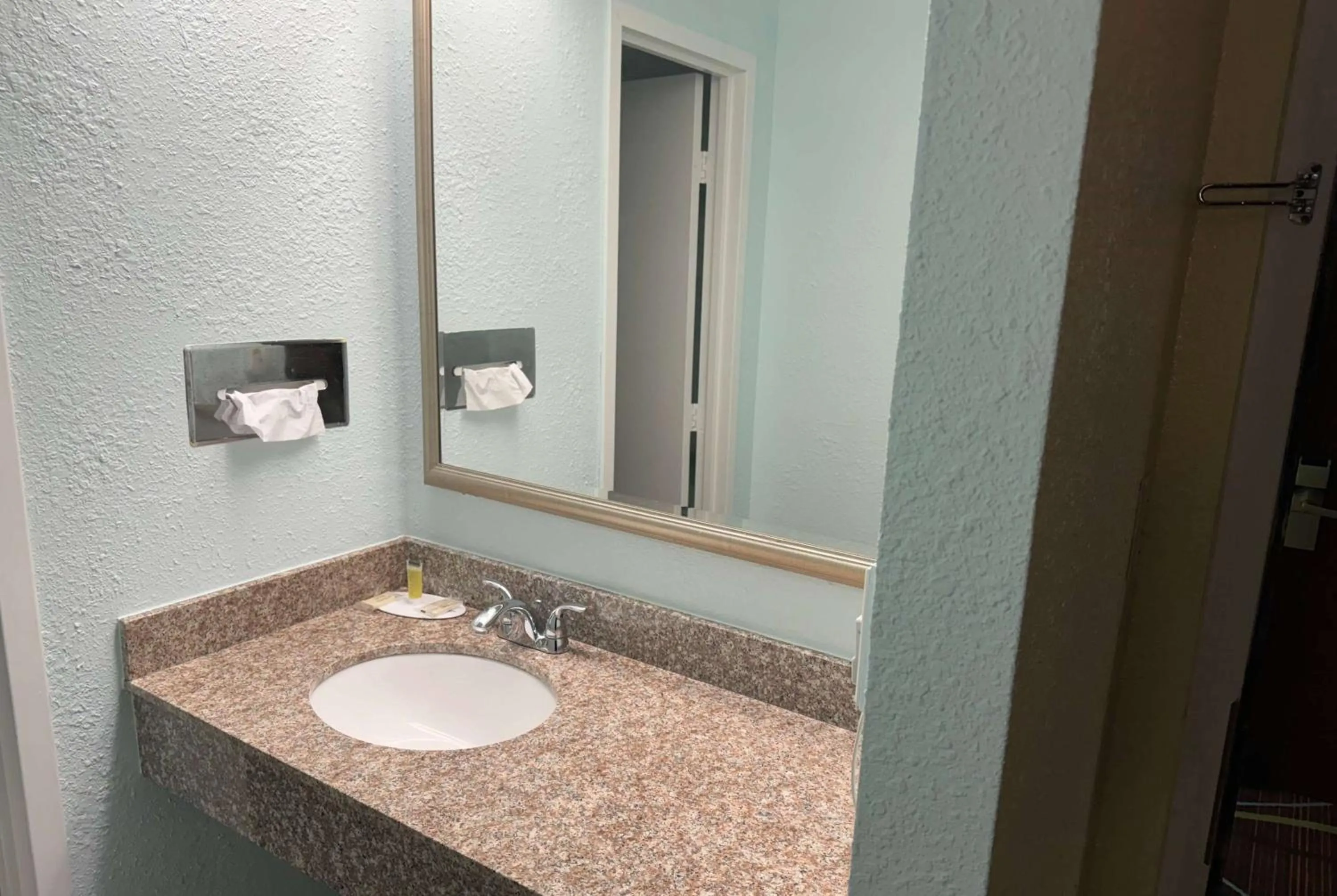 TV and multimedia in Travelodge by Wyndham Airport Platte City