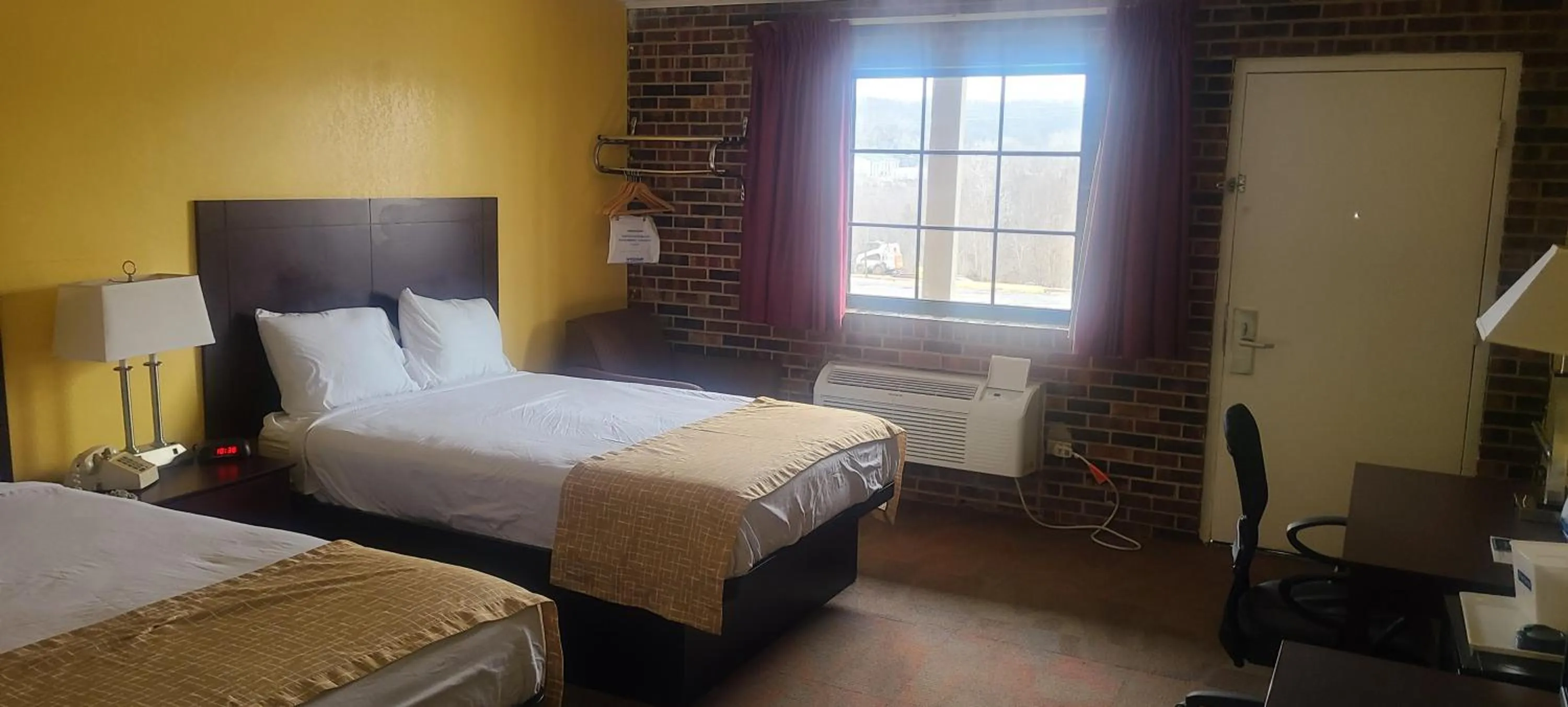 Bed in Travelodge by Wyndham Airport Platte City