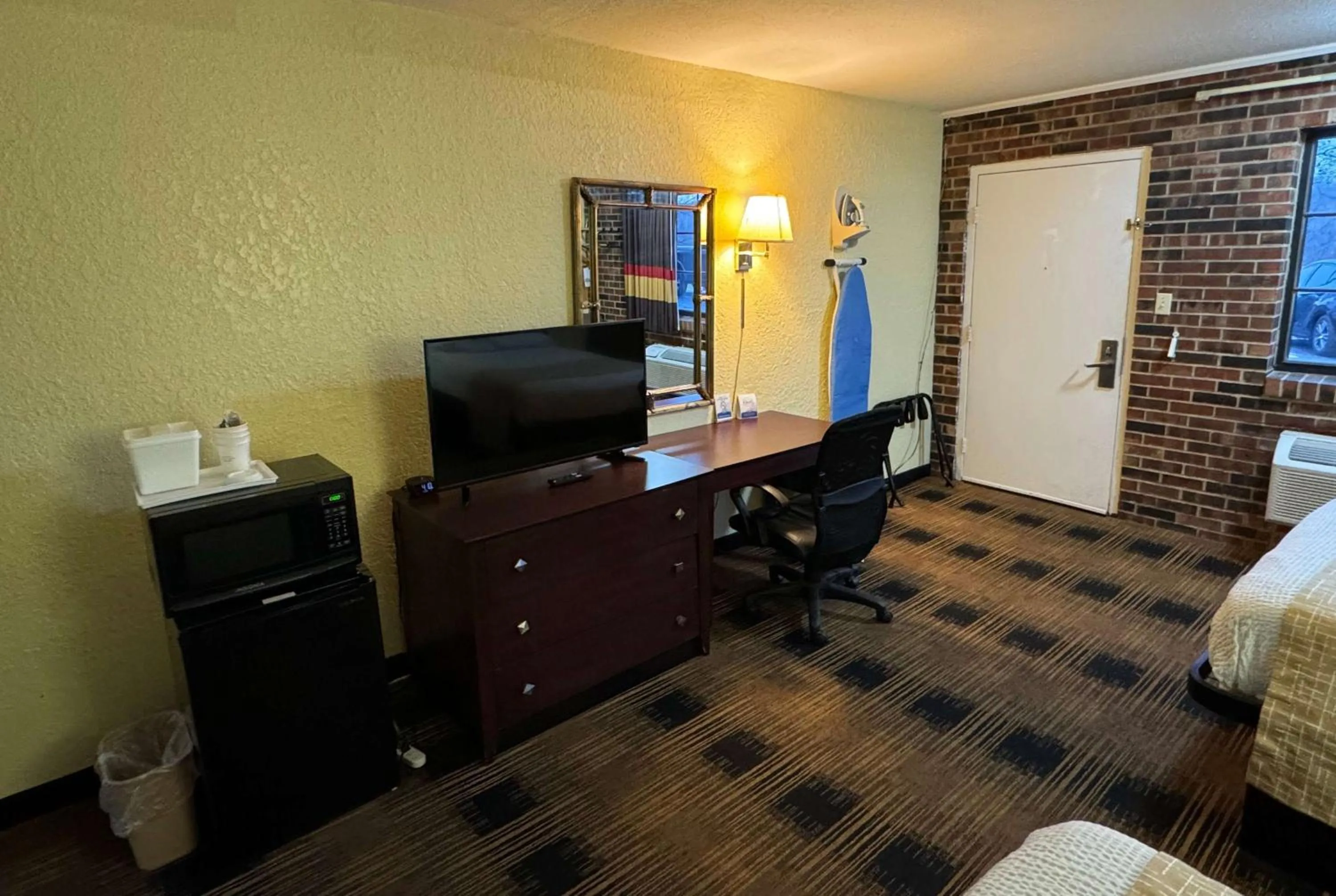 Photo of the whole room, Bed in Travelodge by Wyndham Airport Platte City