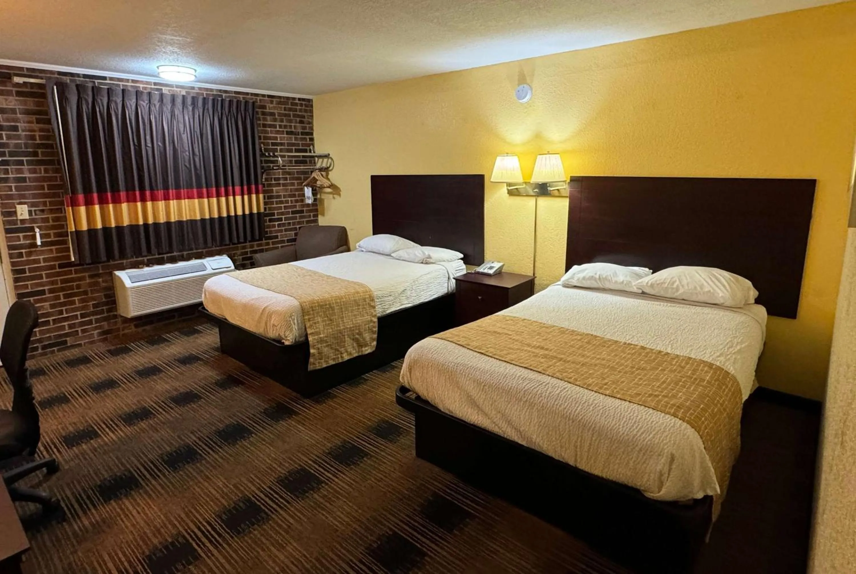 Photo of the whole room, Bed in Travelodge by Wyndham Airport Platte City