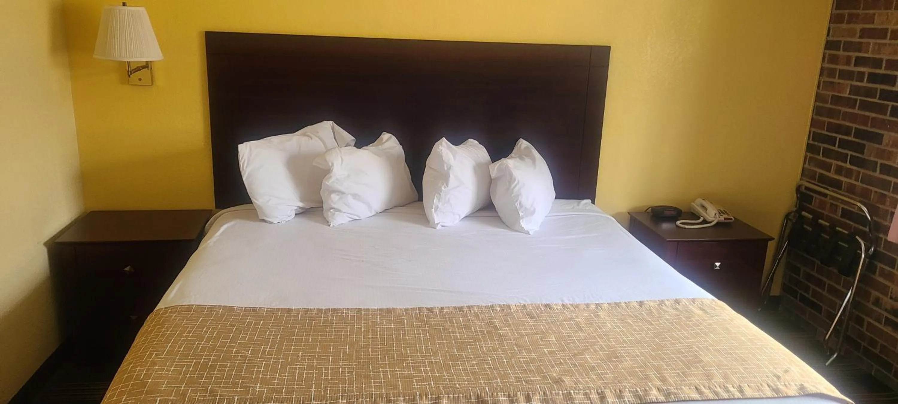 Bed in Travelodge by Wyndham Airport Platte City