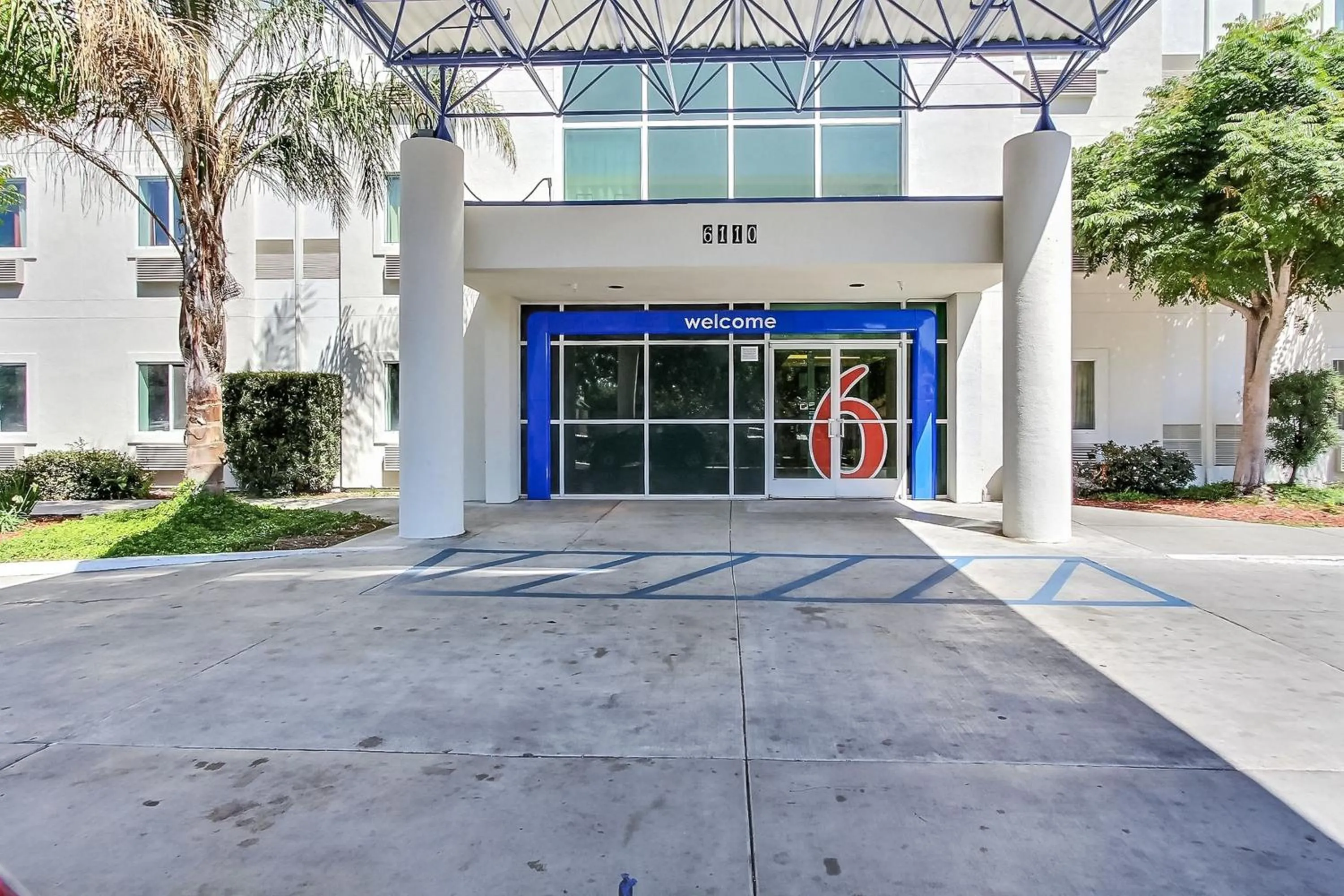 Facade/entrance in Motel 6-Gilroy, CA