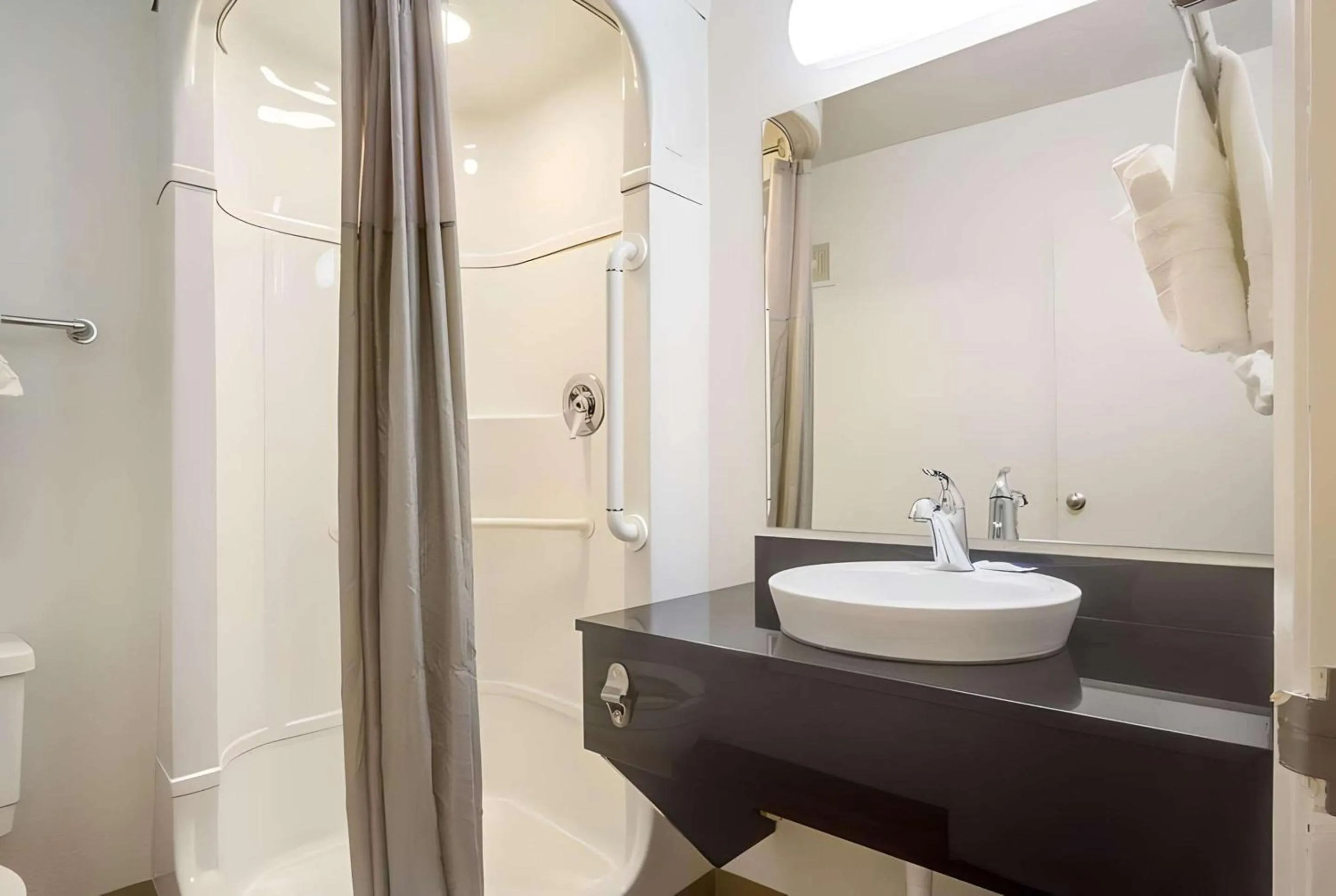 Bedroom in Park Inn by Radisson, Lakewood