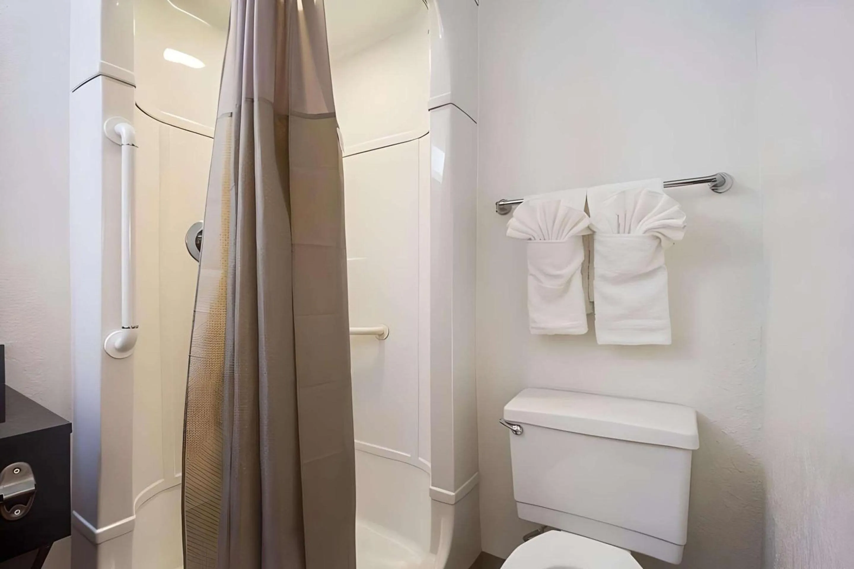 Bathroom in Park Inn by Radisson, Lakewood