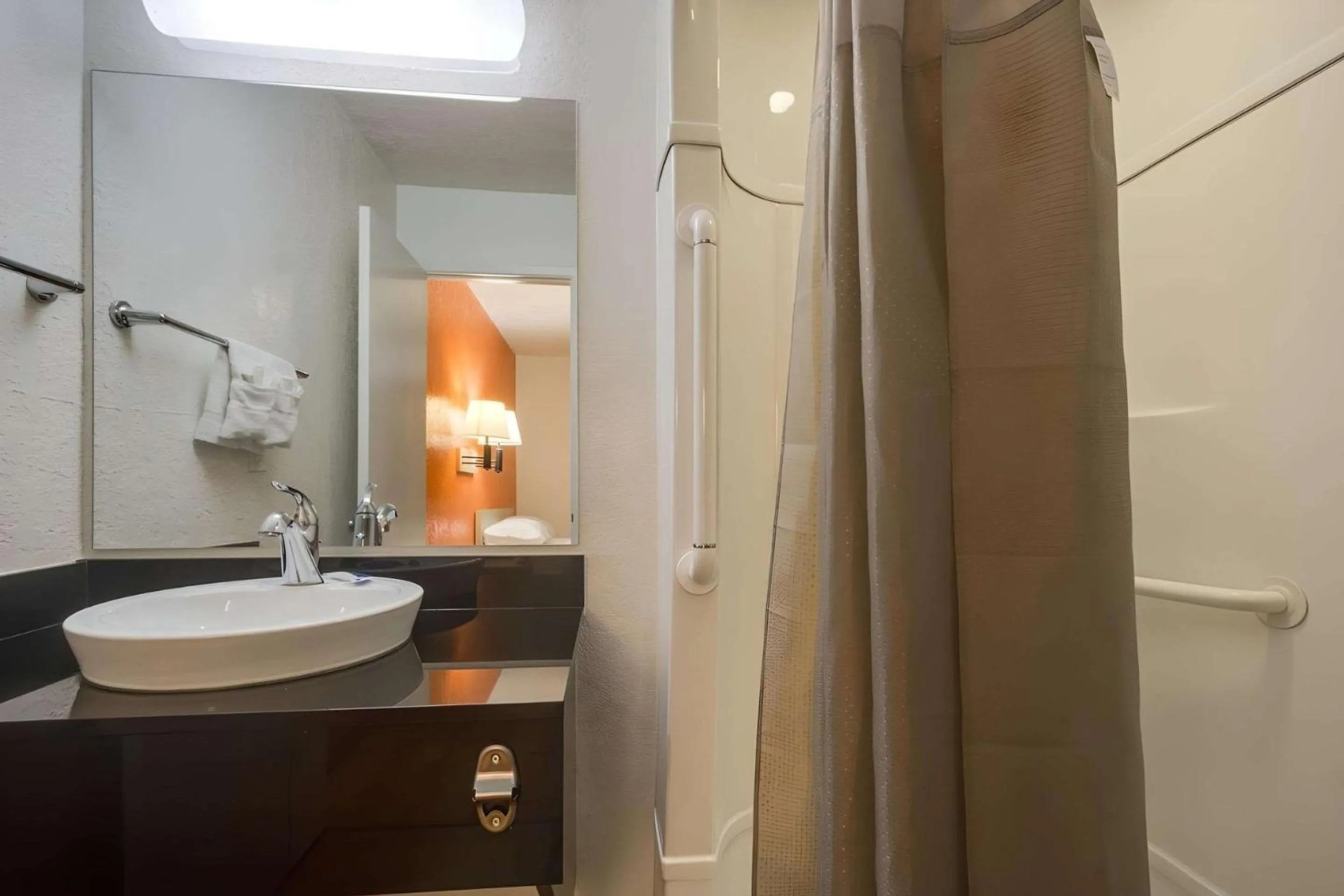 Bathroom in Park Inn by Radisson, Lakewood