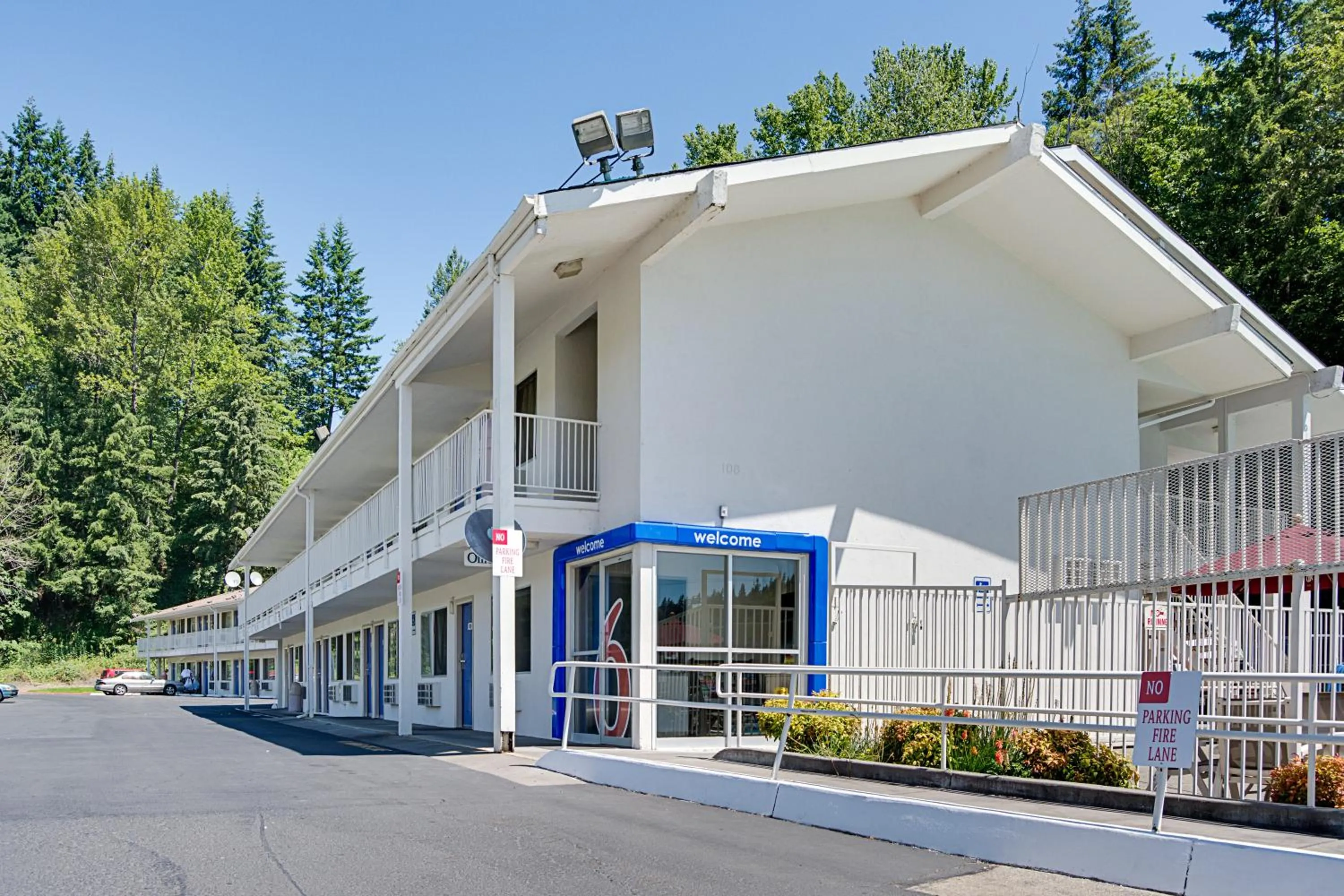 Facade/entrance in Motel 6-Kelso, WA - Mt. St. Helens