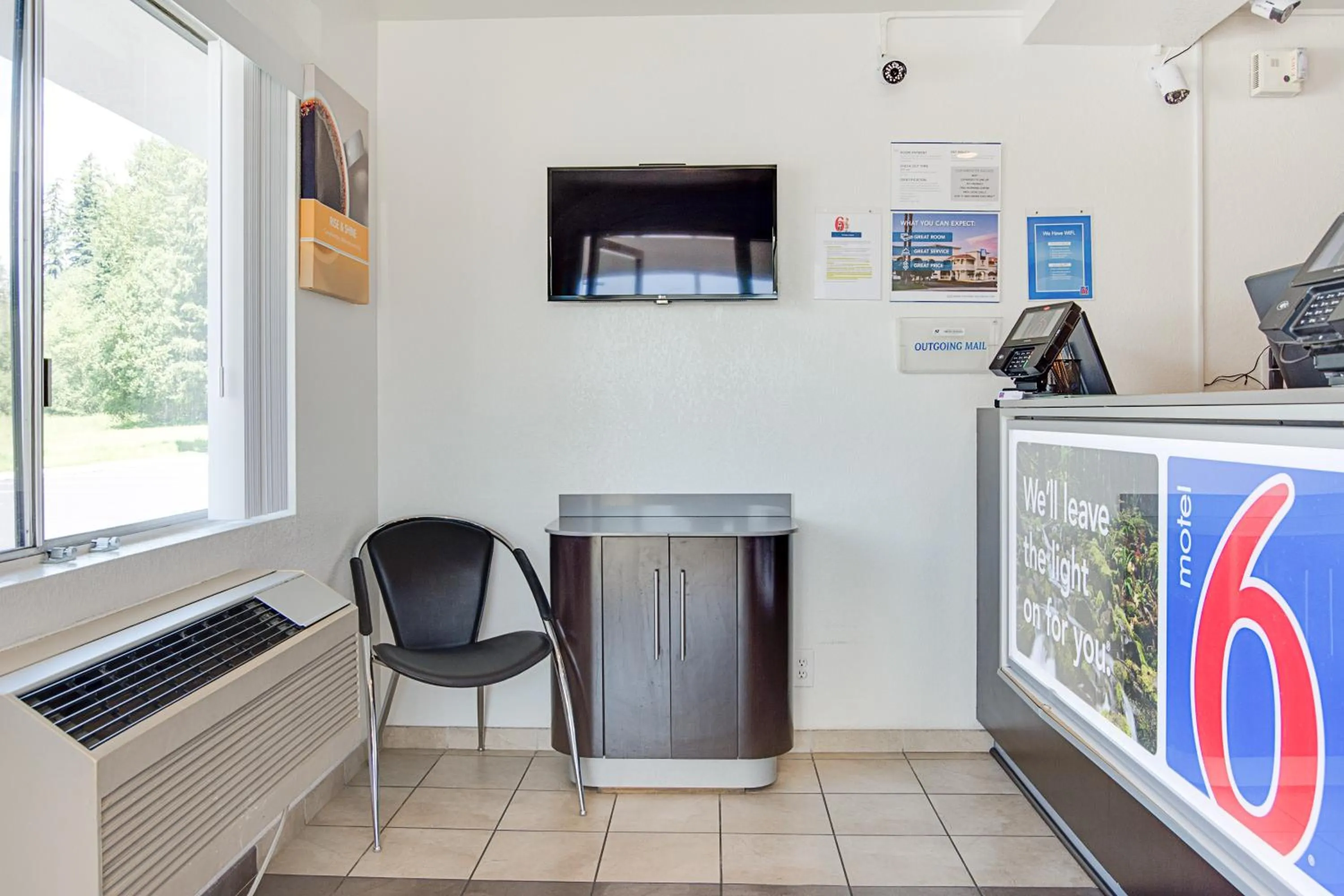 Lobby or reception in Motel 6-Kelso, WA - Mt. St. Helens