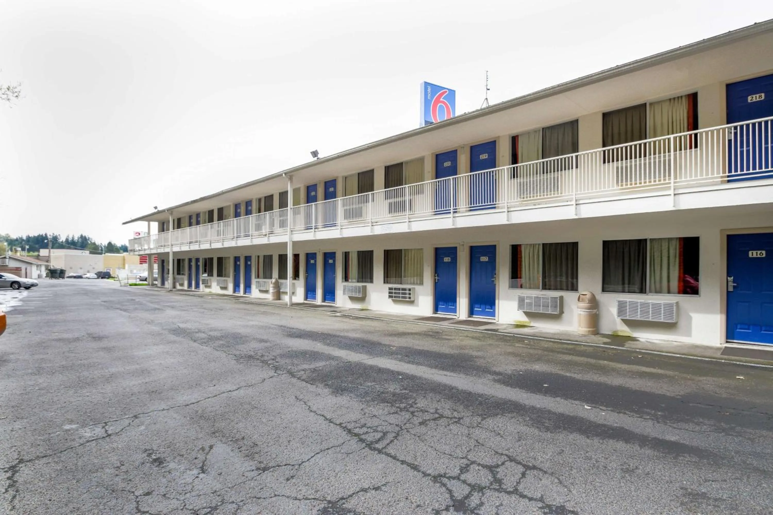 Property building in Motel 6-Kelso, WA - Mt. St. Helens