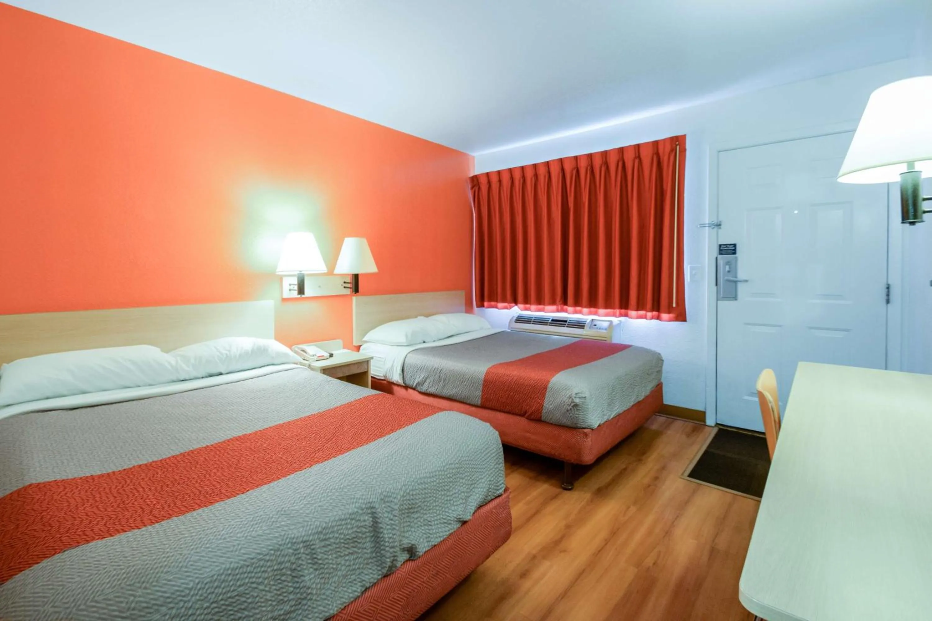 Photo of the whole room, Bed in Motel 6-Kelso, WA - Mt. St. Helens