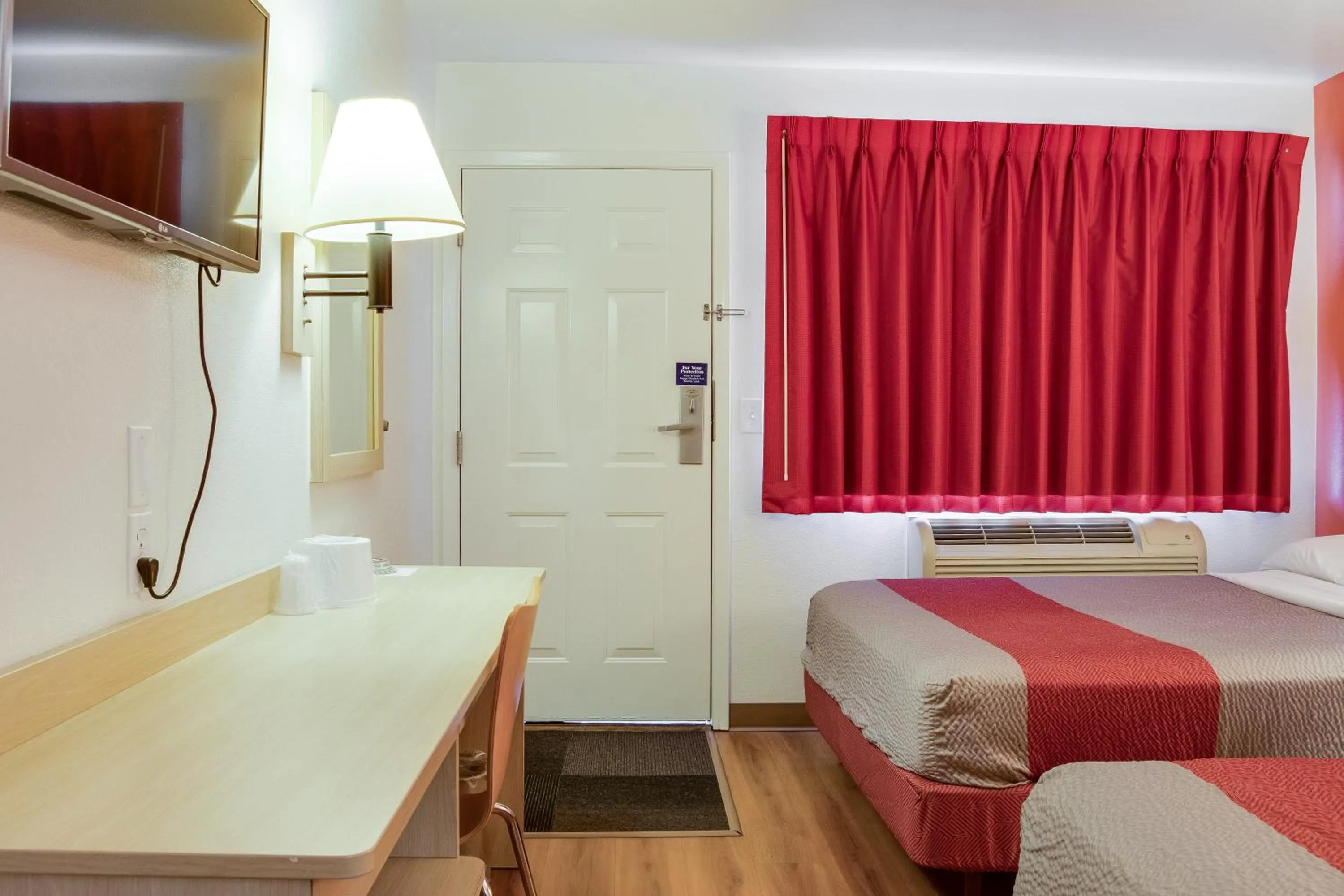 Bed in Motel 6-Kelso, WA - Mt. St. Helens