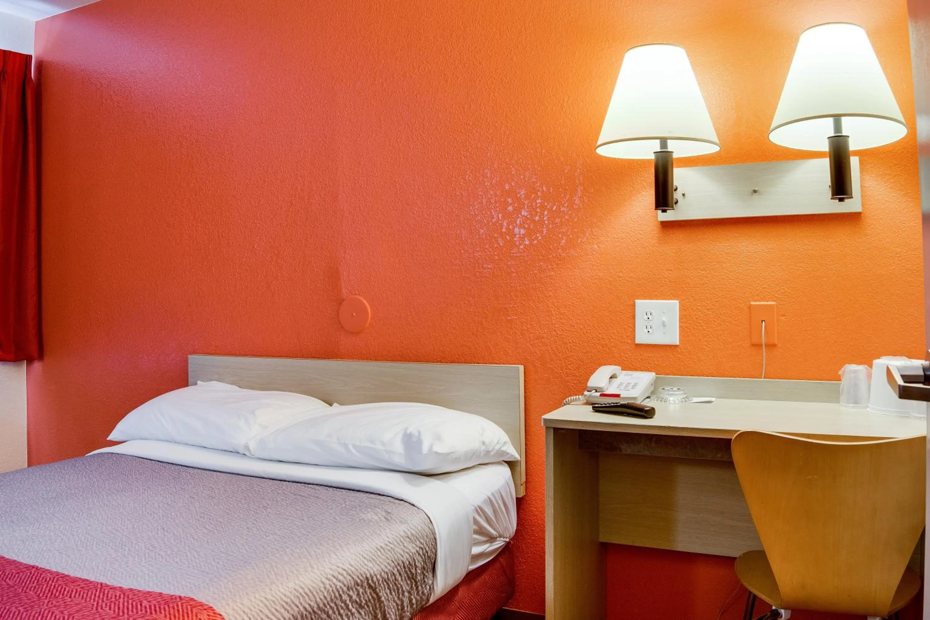 Bedroom, Bed in Motel 6-Kelso, WA - Mt. St. Helens