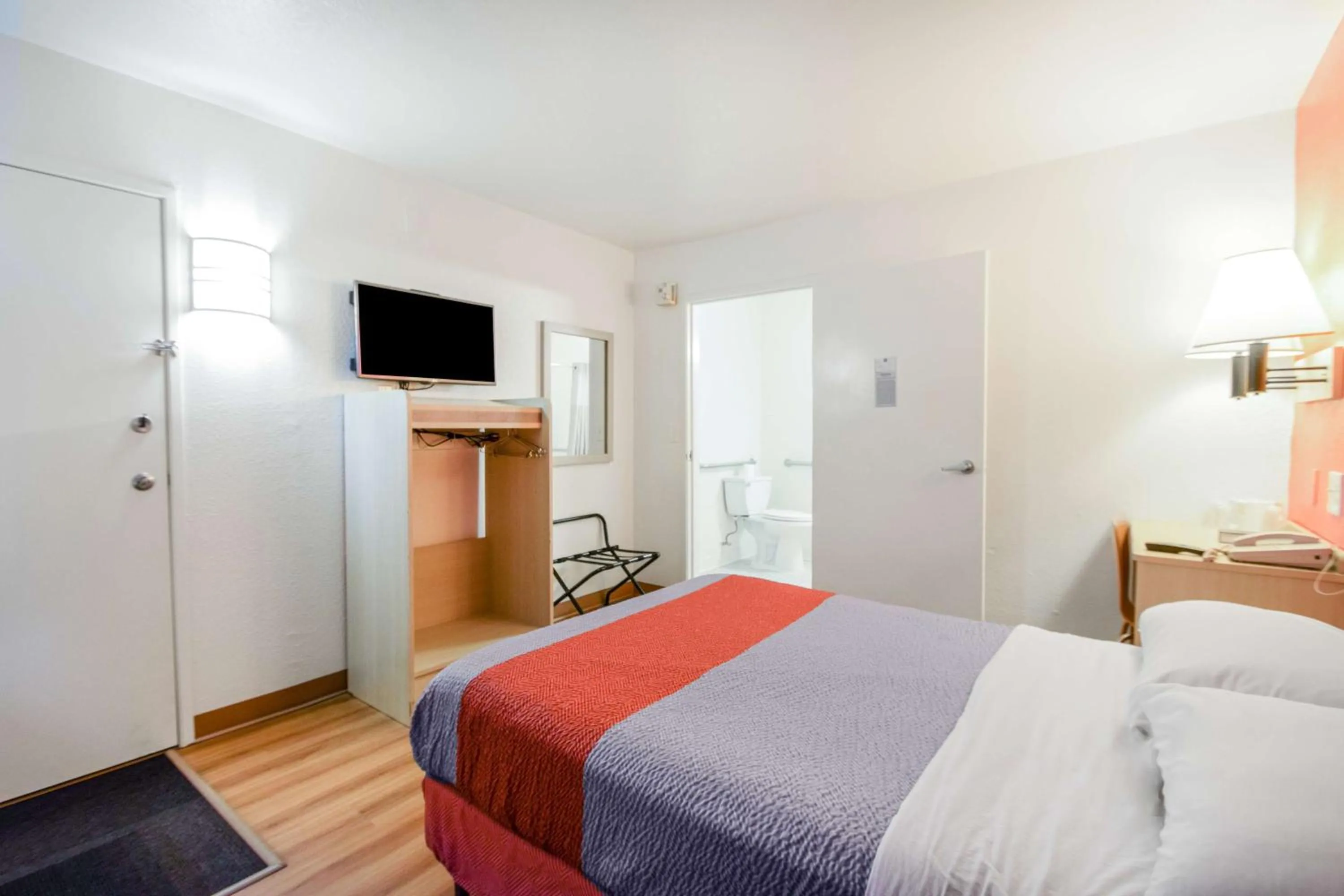 Photo of the whole room, Bed in Motel 6-Kelso, WA - Mt. St. Helens