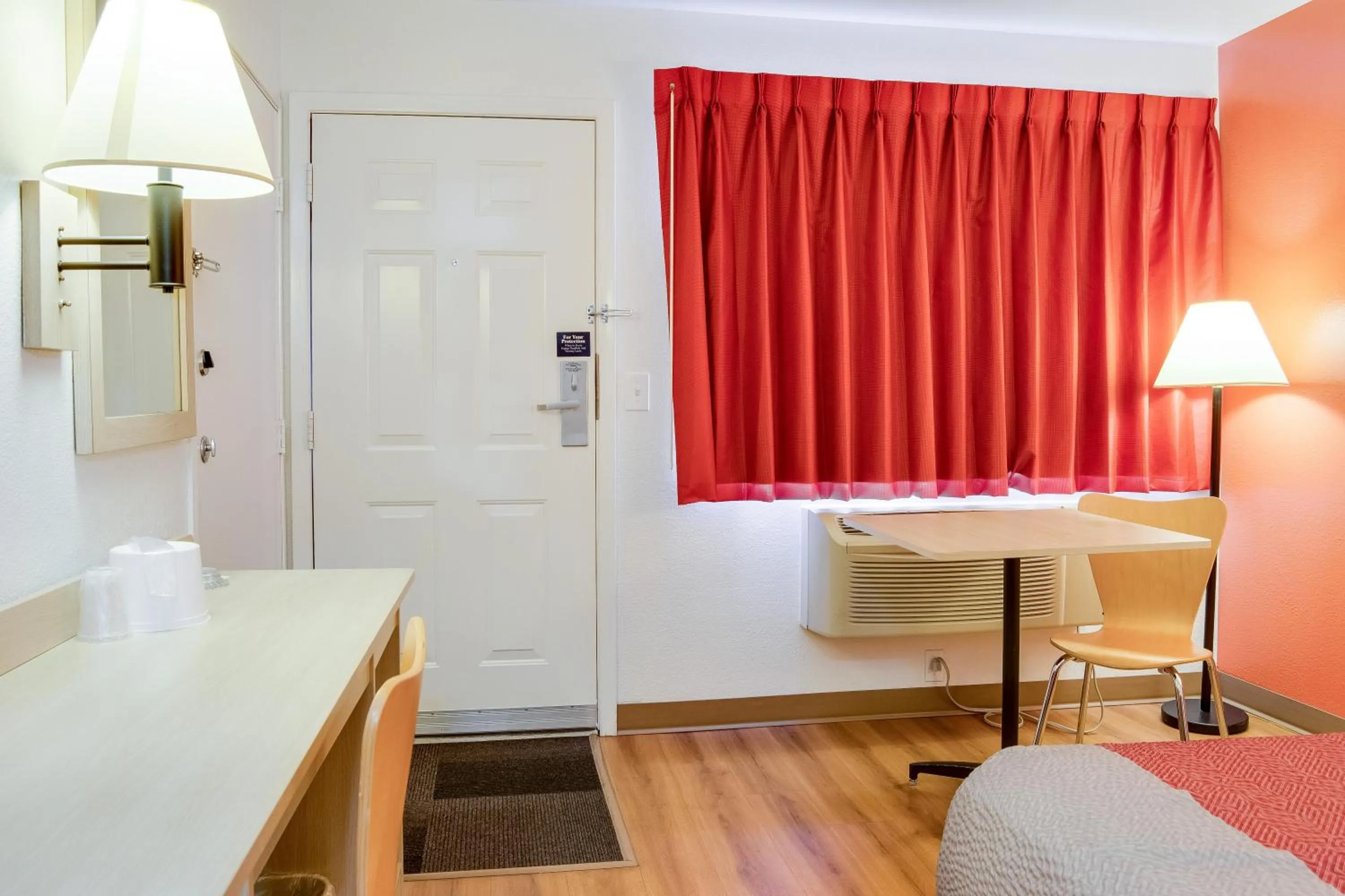 Bedroom, Bed in Motel 6-Kelso, WA - Mt. St. Helens