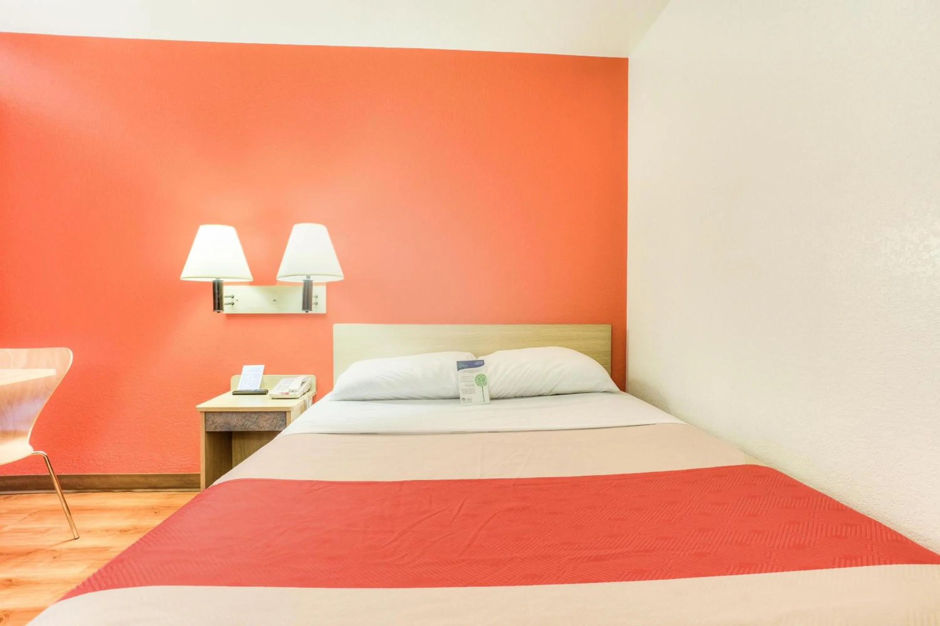 Bedroom, Bed in Motel 6-Tigard, OR - Portland South - Lake Oswego