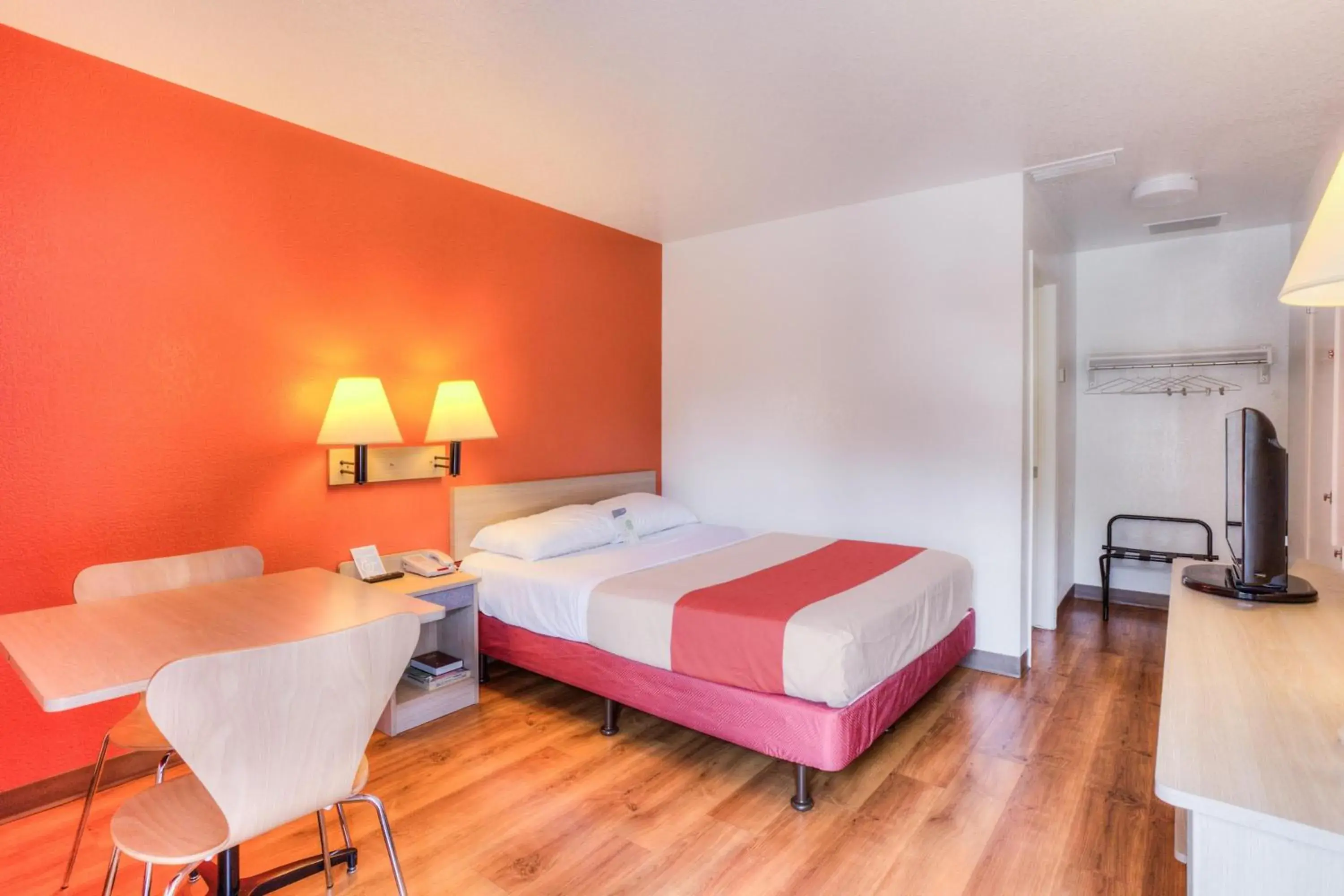 Queen Room in Motel 6-Tigard, OR - Portland South - Lake Oswego Queen Room in Motel 6-Tigard, OR - Portland South - Lake Oswego