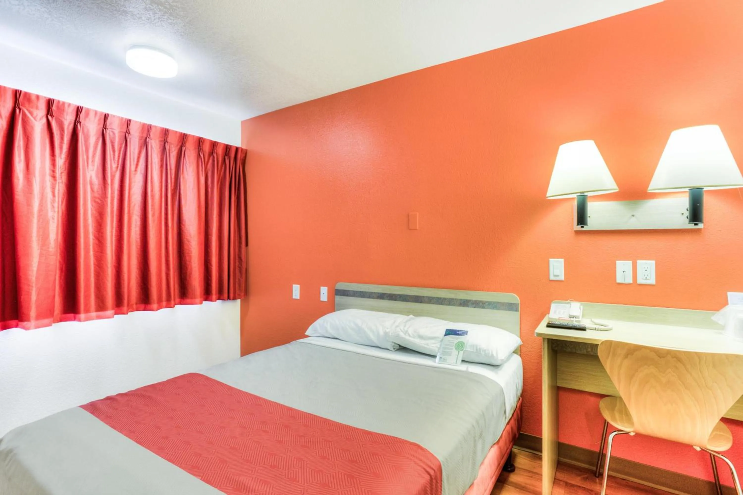 Bedroom, Bed in Motel 6-Tigard, OR - Portland South - Lake Oswego