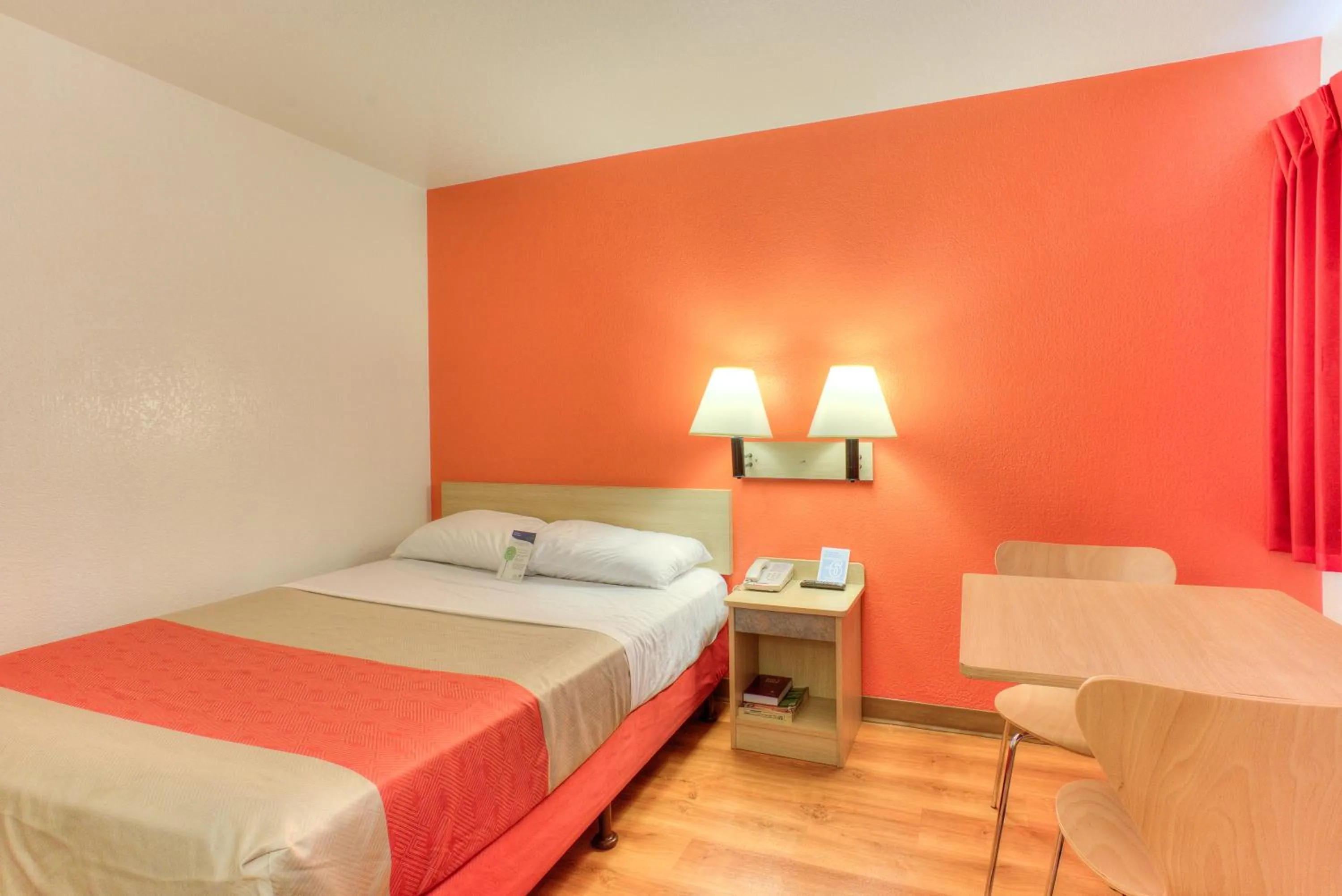 Bed in Motel 6-Tigard, OR - Portland South - Lake Oswego