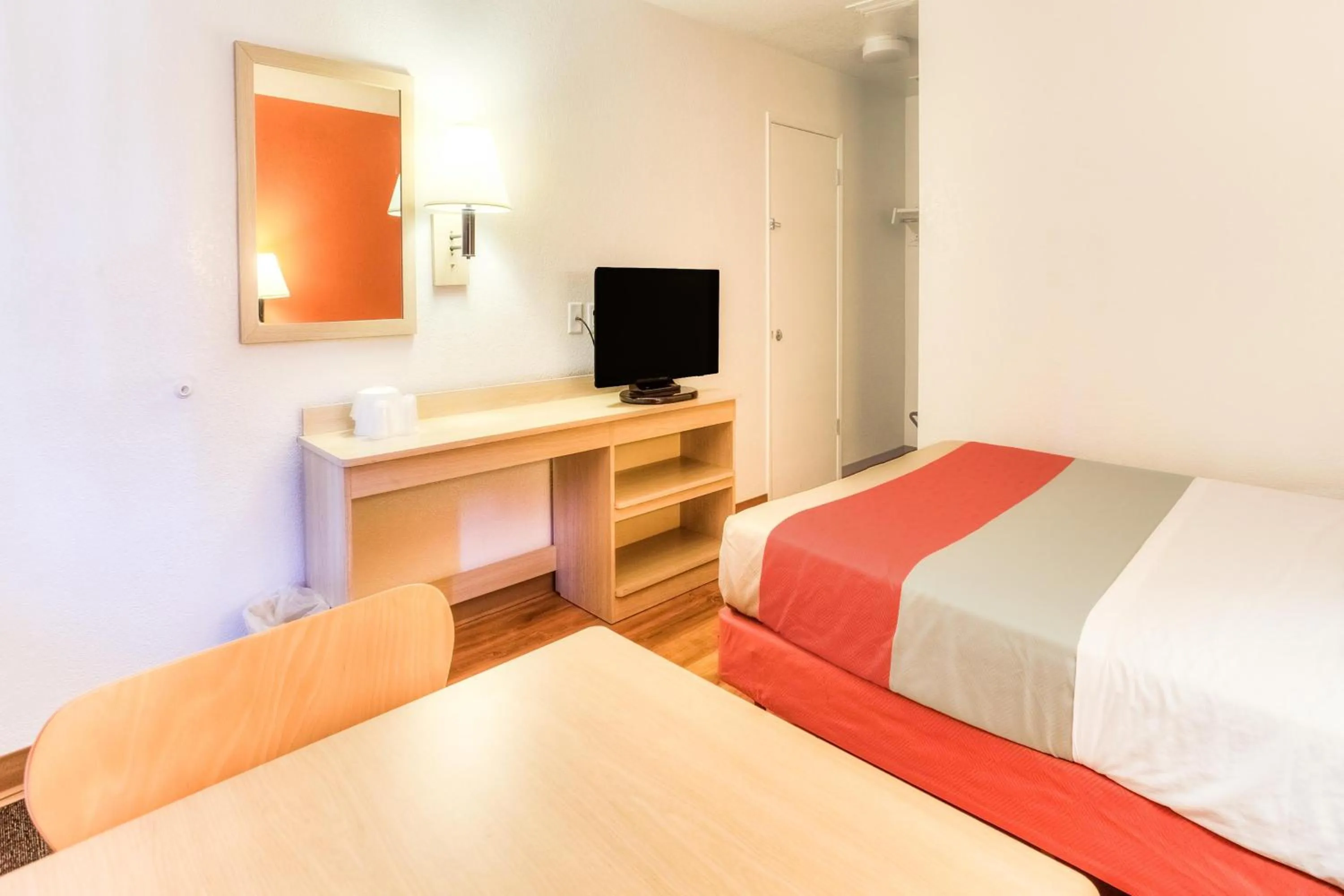 Bedroom, Bed in Motel 6-Tigard, OR - Portland South - Lake Oswego