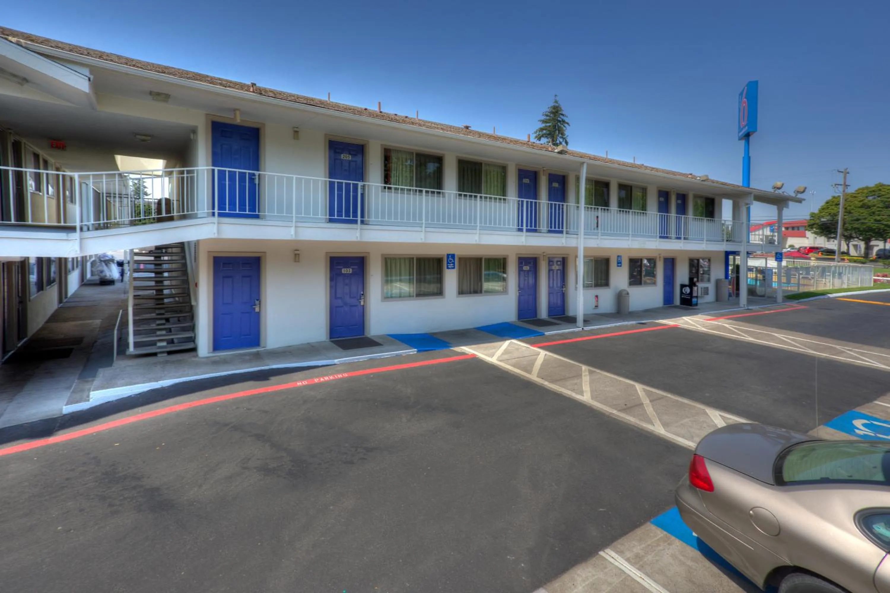 Facade/entrance in Motel 6-Tigard, OR - Portland South - Lake Oswego