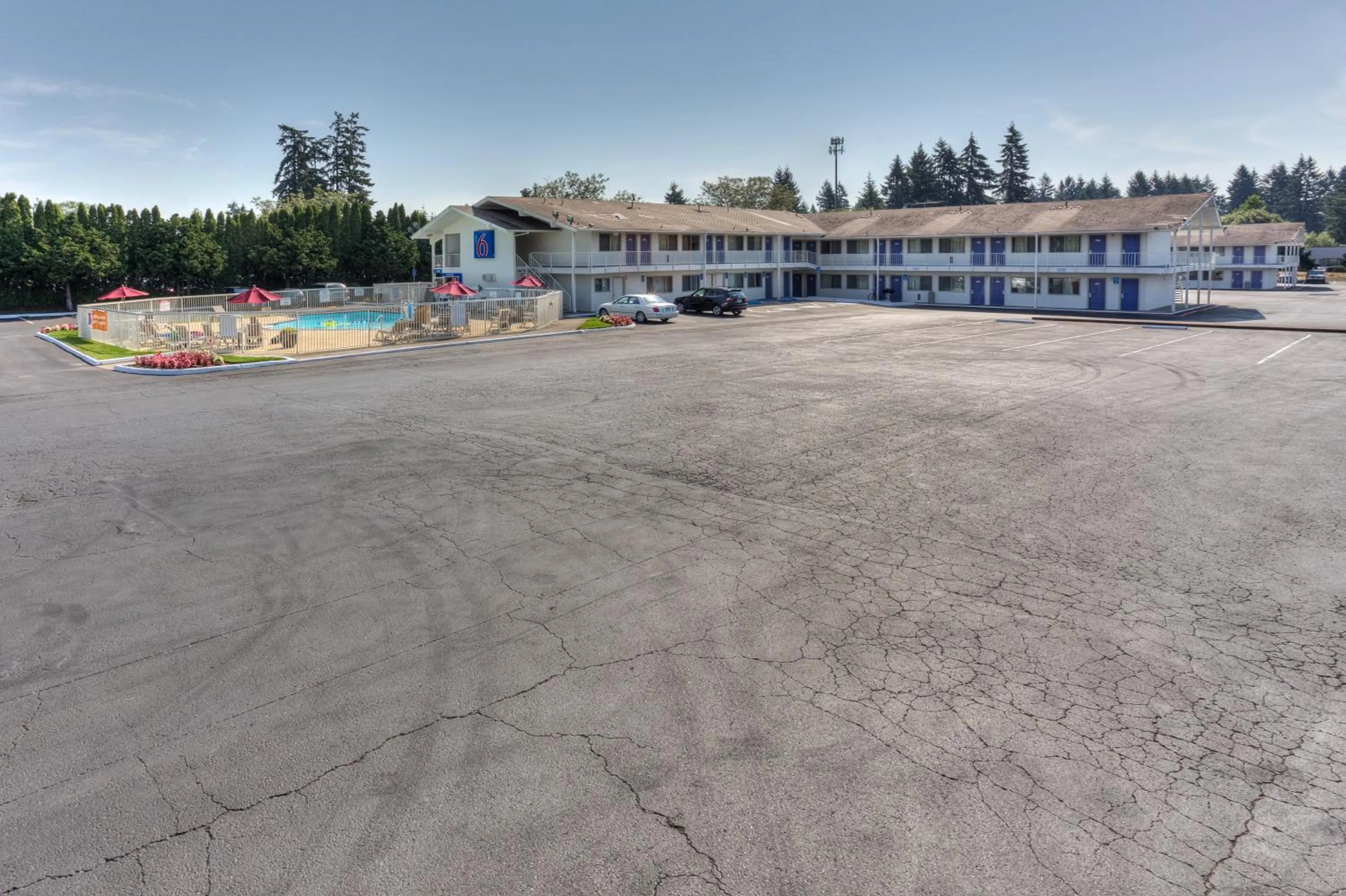 Facade/entrance in Motel 6-Tigard, OR - Portland South - Lake Oswego