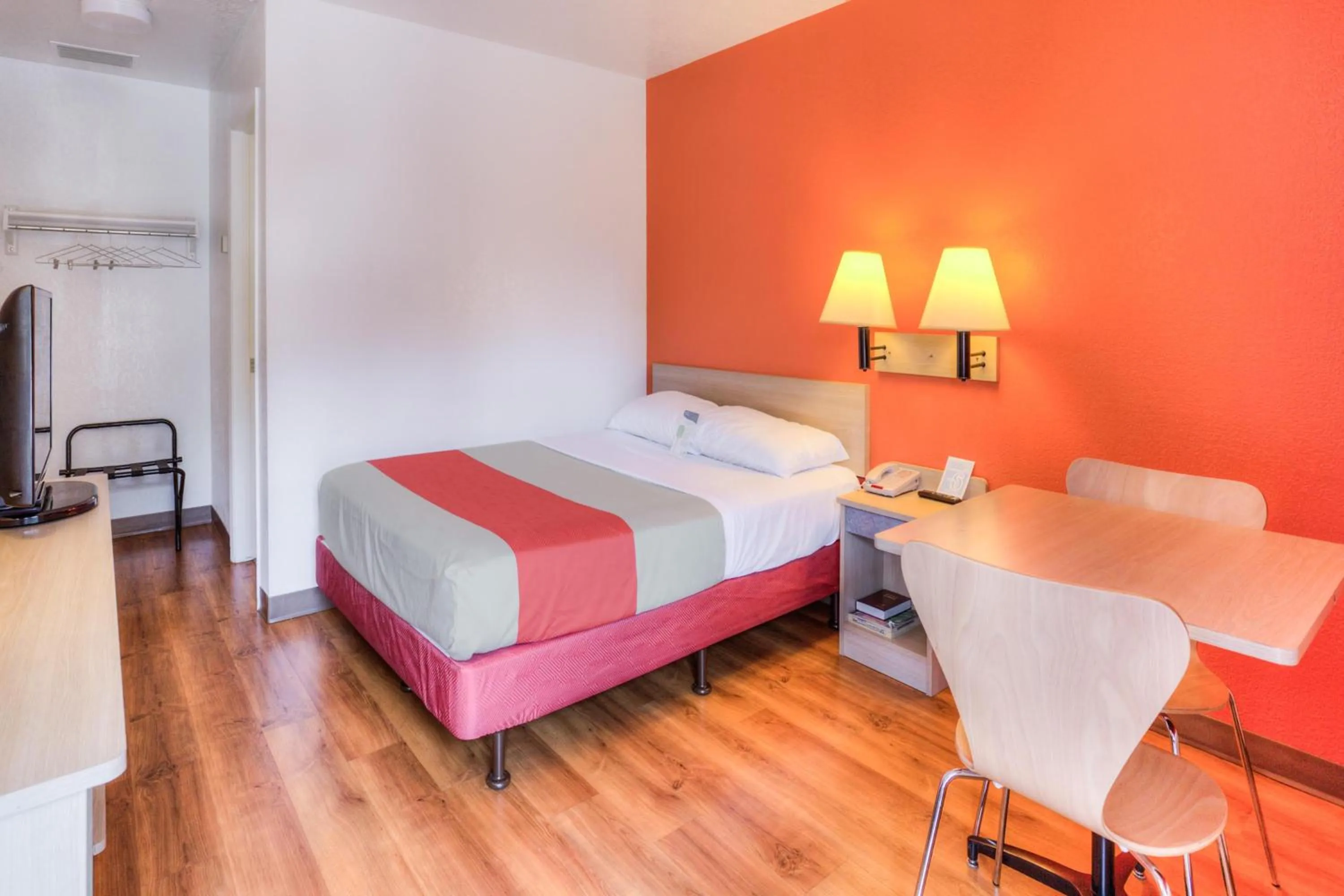 Bedroom, Bed in Motel 6-Tigard, OR - Portland South - Lake Oswego