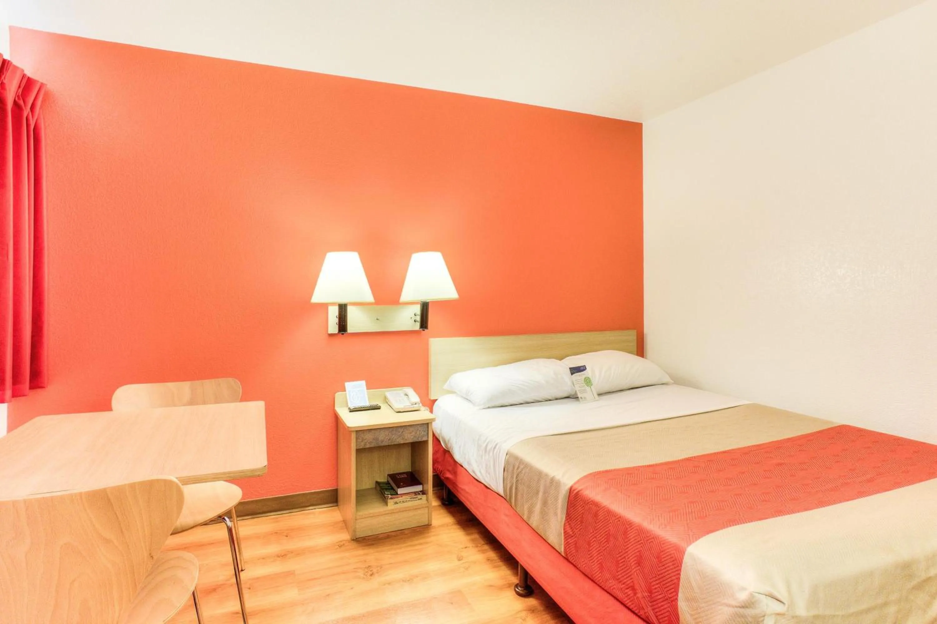 Bedroom, Bed in Motel 6-Tigard, OR - Portland South - Lake Oswego