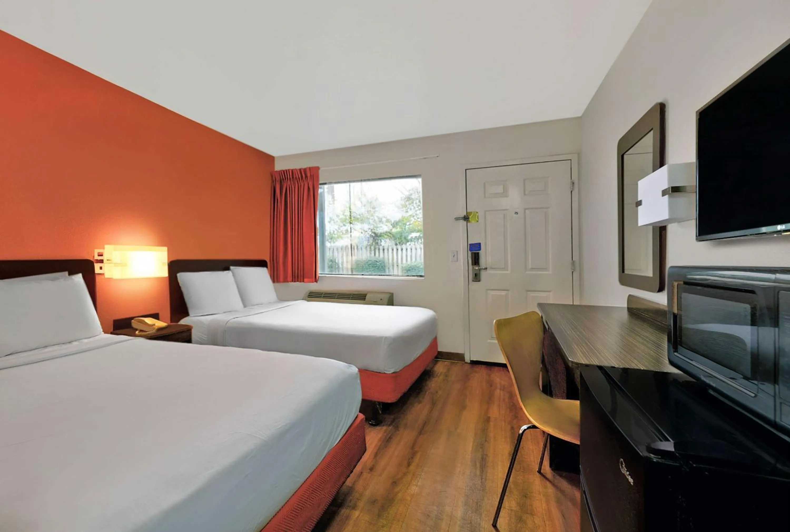 Photo of the whole room, Bed in Motel 6-Columbus, GA