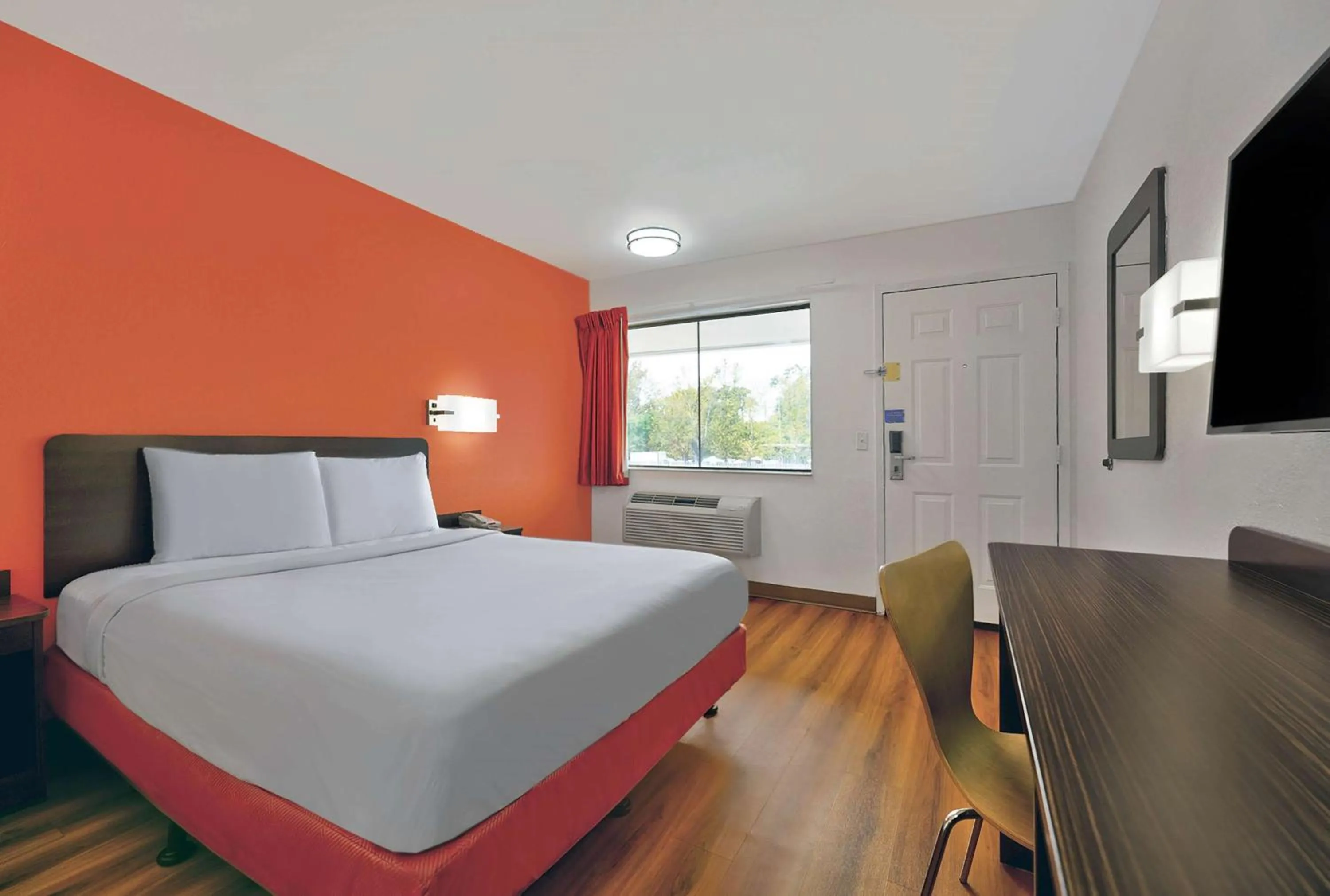 Photo of the whole room, Bed in Motel 6-Columbus, GA