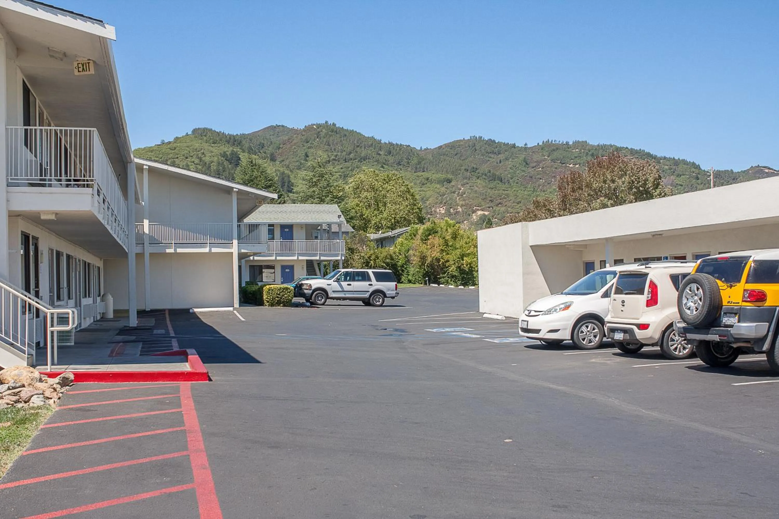 Facade/entrance in Motel 6-Ukiah, CA