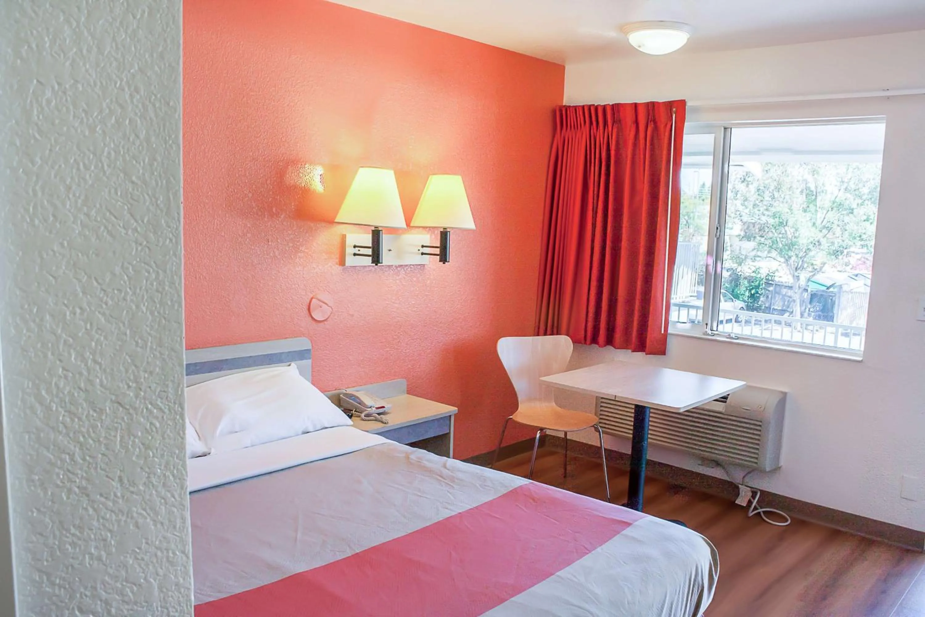 TV and multimedia, Bed in Motel 6-Ukiah, CA