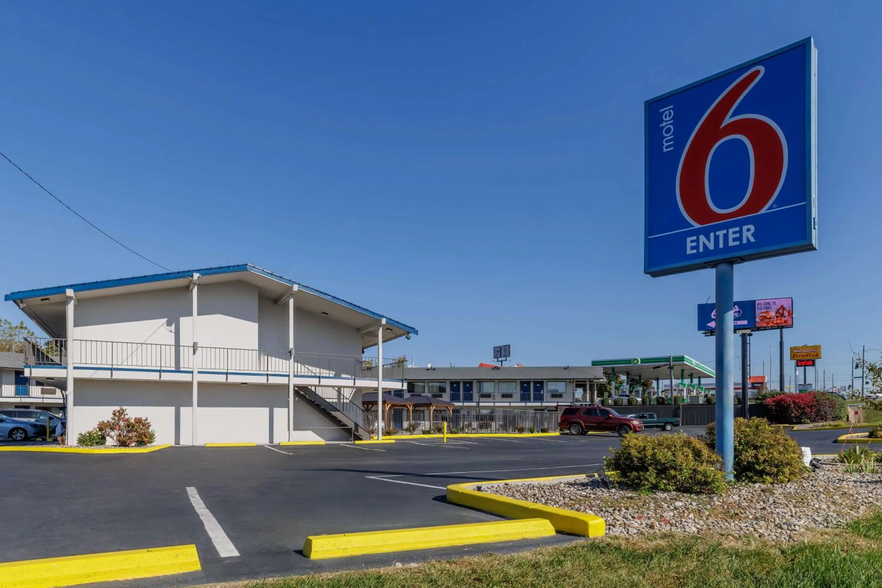 Property building in Motel 6 Elizabethtown