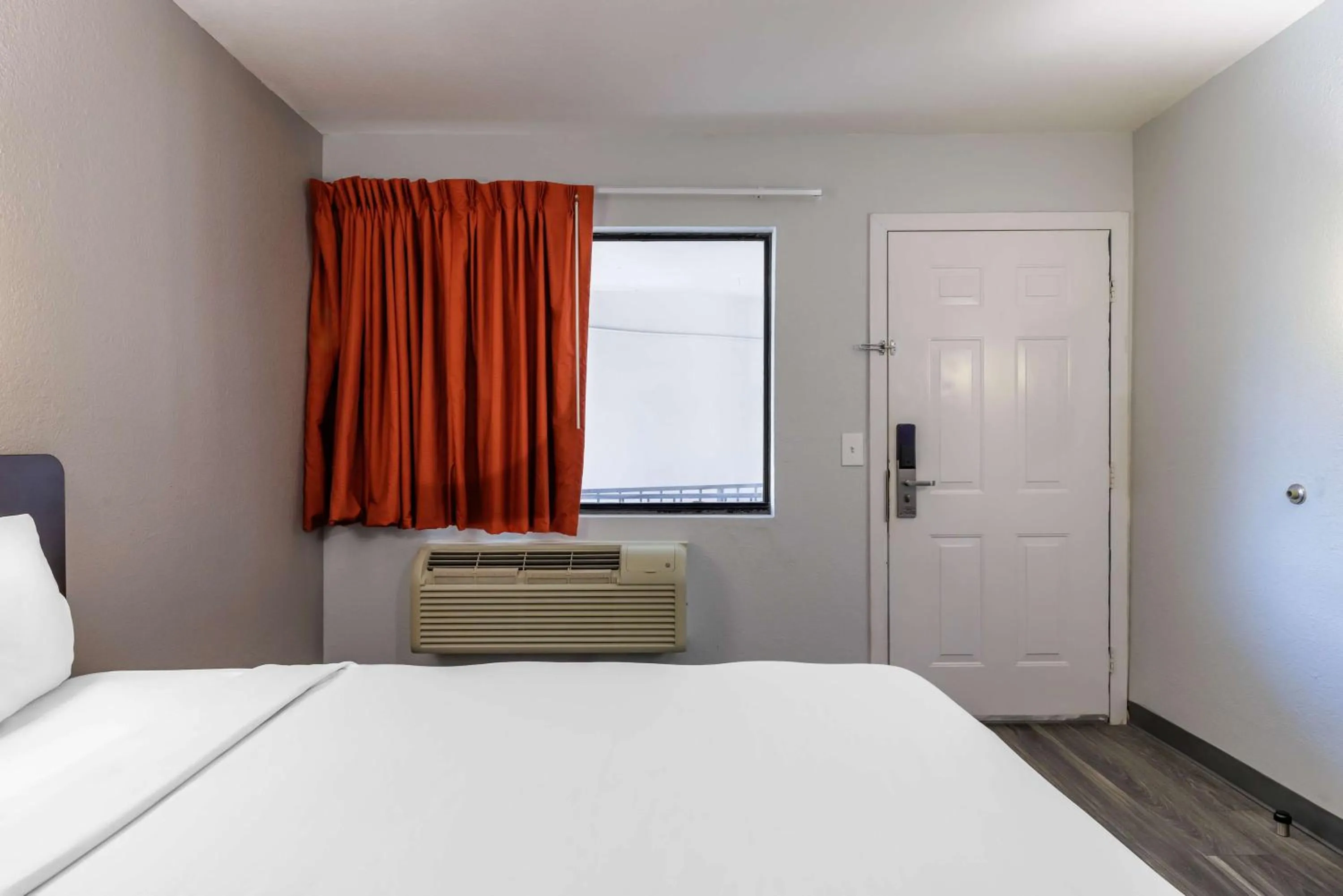 Bedroom, Bed in Motel 6 Elizabethtown