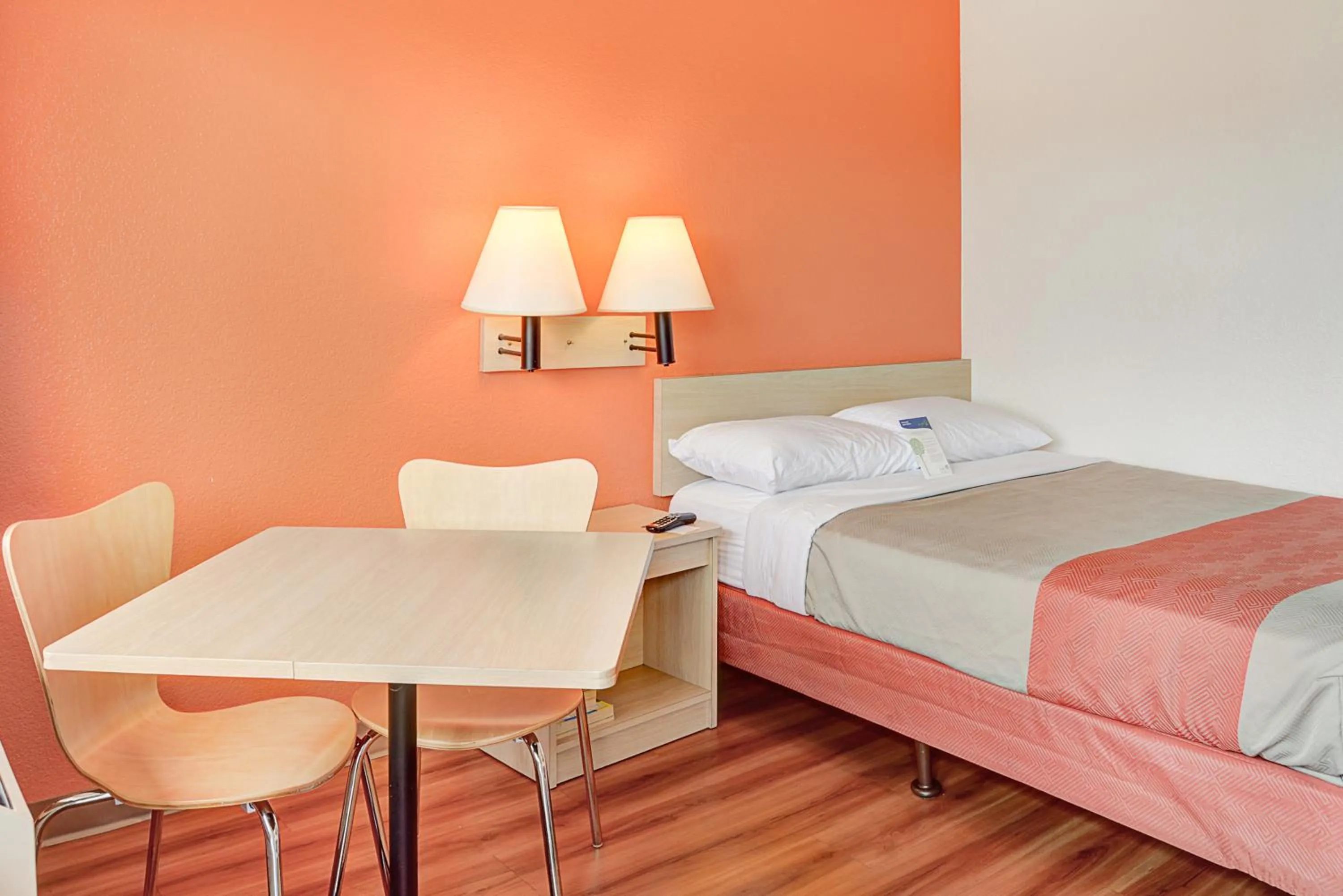 Bedroom, Bed in Motel 6-Portland, OR - Central