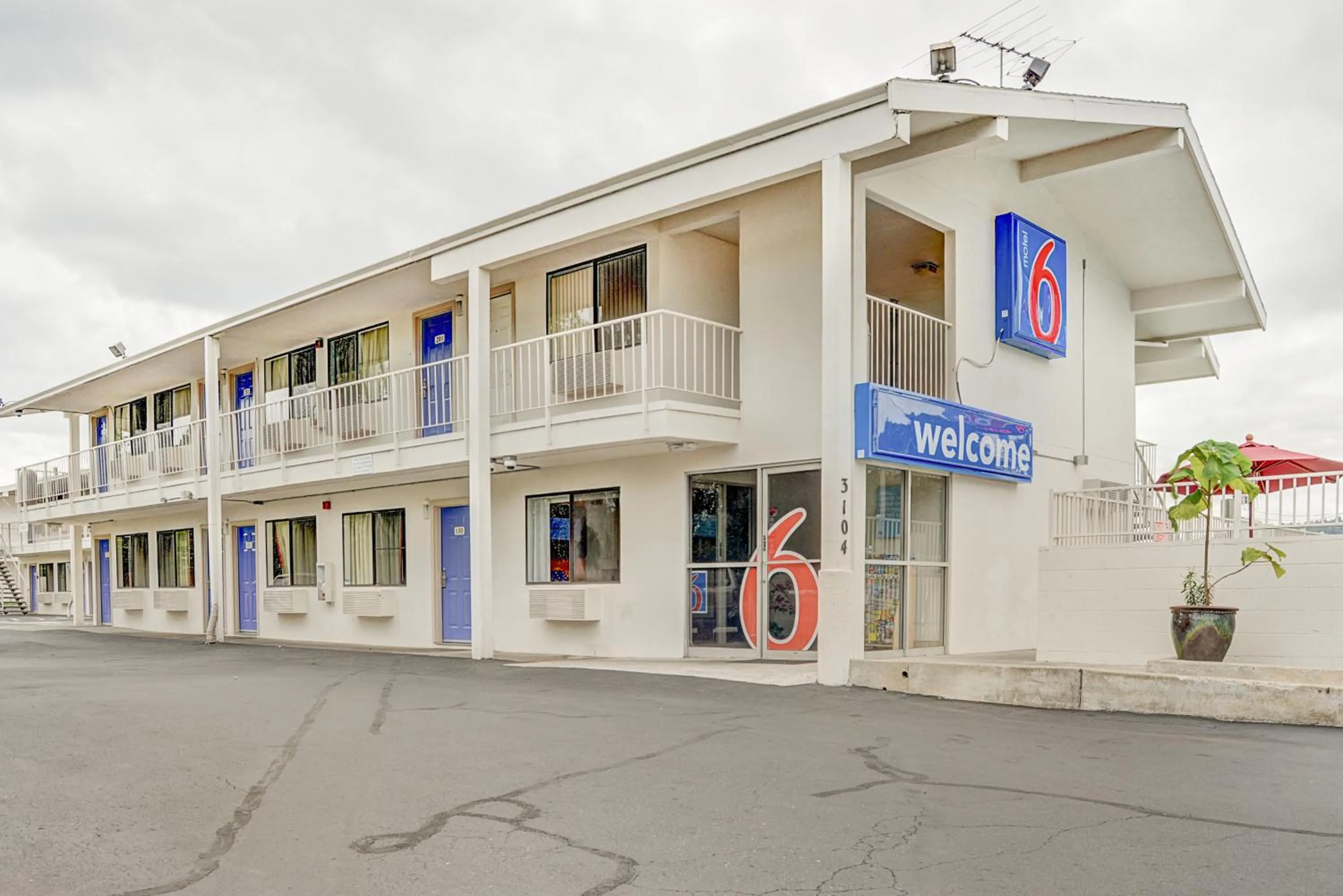 Facade/entrance in Motel 6-Portland, OR - Central